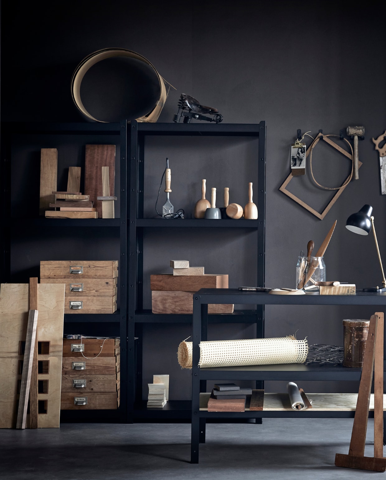 Stellingkast Bror, werkbank Bror, haken Bror, (ikea.nl). Zwarte houten stoel Fredericia J39, bureaulamp VL38 van Louis Poulsen (kasstoor.nl). Verschillende soorten stukken hout (fijnhout.nl). Houten beeldhouwkloppers, boetseerspatels, klei, houten boetseerplateaus (keramikos.nl). Oud gereedschap en linialen (neeflouis.nl). Muurverf Classico in Cold Lava van Pure &amp; Original, (deruamsterdam.nl). Oude houten lades (com-anders.nl). Manden (hm.com). Overig privébezit. vtwonen 11-2020 | styling Cleo Scheulderman | fotografie Jeroen van der Spek | assistentie Aylin Citanak