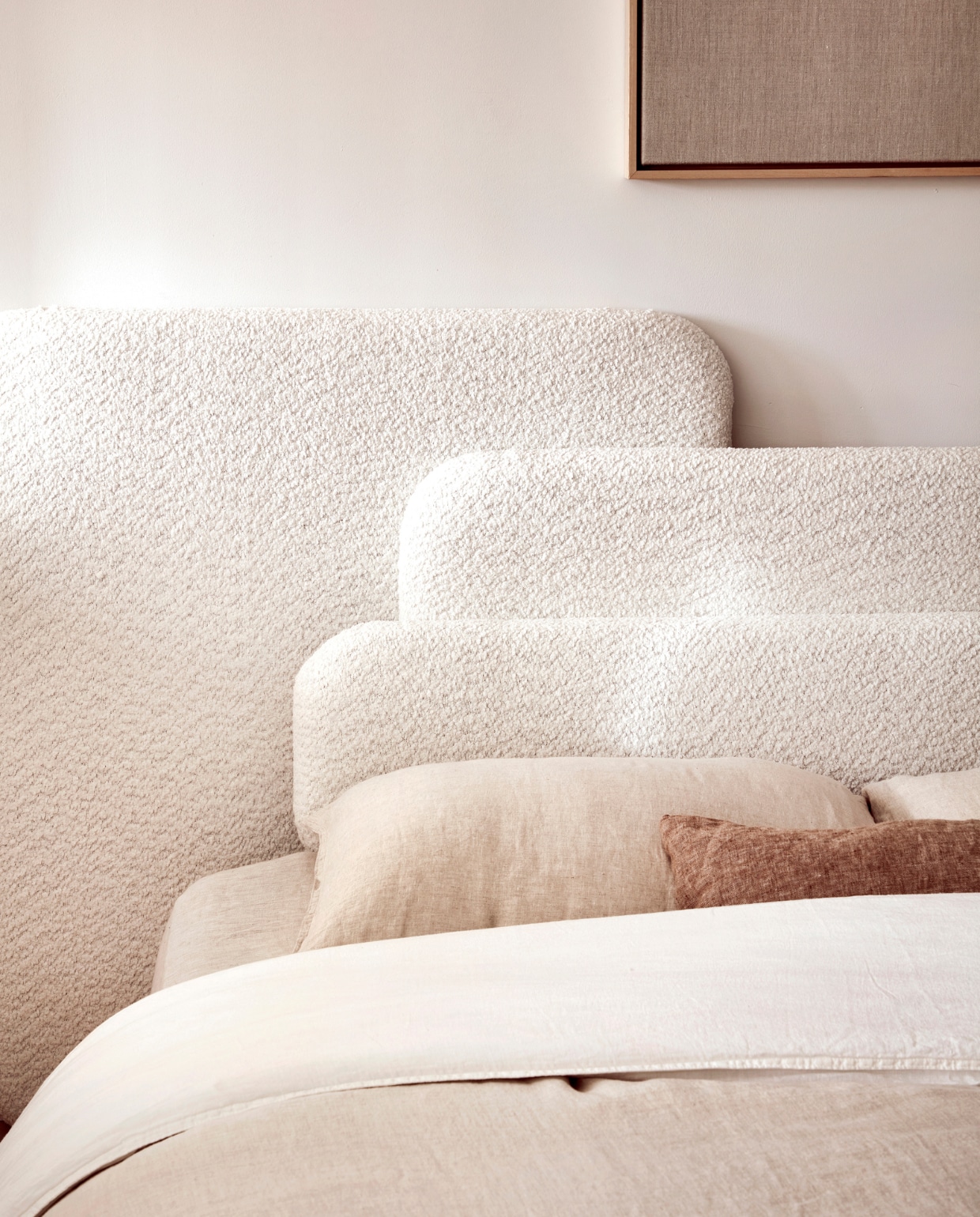 Wit linnen dekbedovertrek € 119,-, beige linnen dekbedovertrek € 119,- (zarahome.com). Schilderij prijs op aanvraag (tessaderijk.com). vtwonen 03-2023 DIY large | styling Sanne Ketelaar | fotografie Peggy Janssen | assistentie Evans van der Sluis, Paul Blom