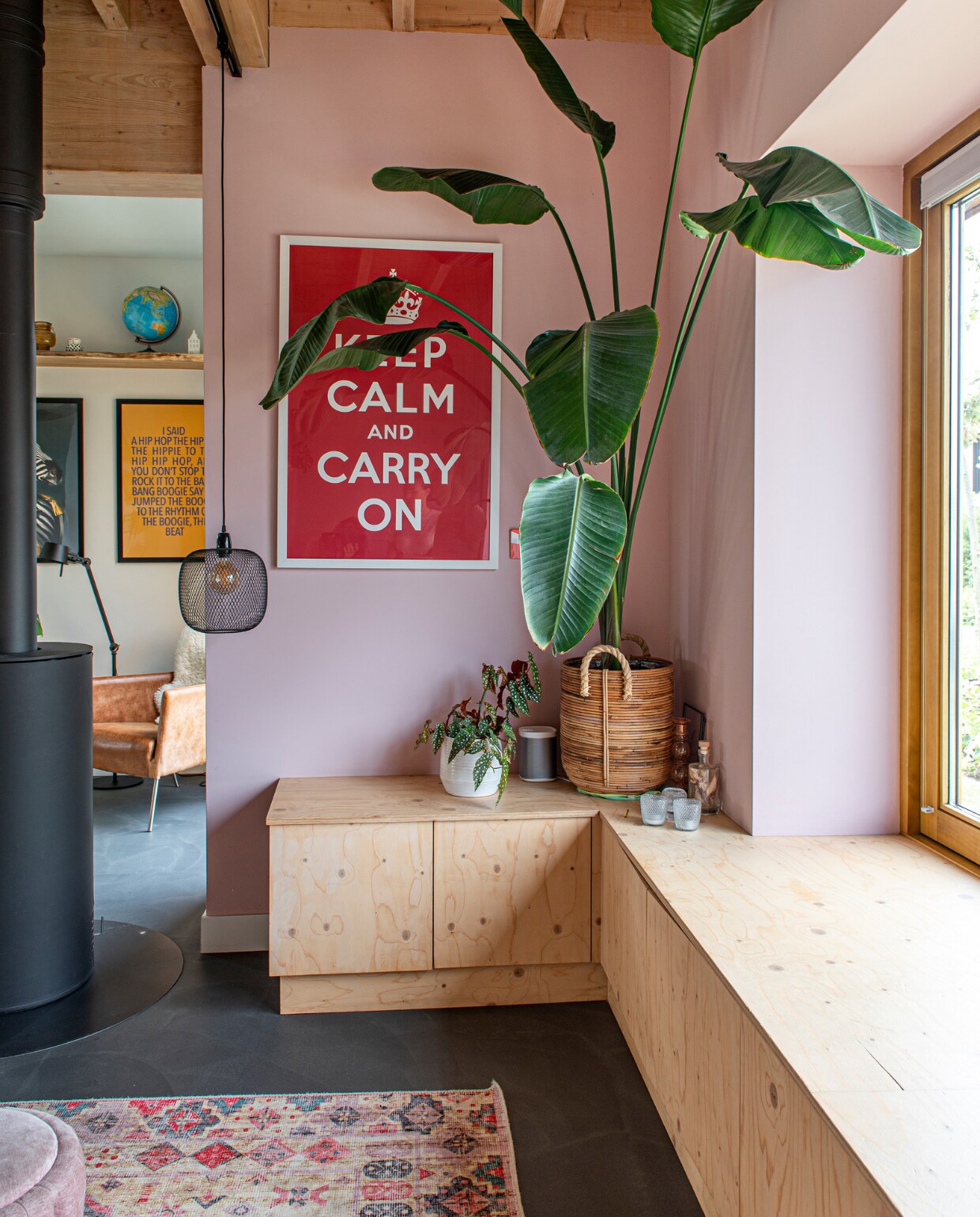 Podium-kast-vensterbank van underlayment Meubelmakerij Mark, kussen Madam Stoltz, lijst met ooievaarprint Sissy-Boy Homeland, plantenpot Intratuin, lijst met ets en borduurwerk eigen collectie, poef House of Nature Decorations, vloerkleed Rozenkelim, muurverf Sigma. vtwonen 03-2023 | productie De Binnenkijkers | styling Jeske Weel | fotografie Caroline Coehorst