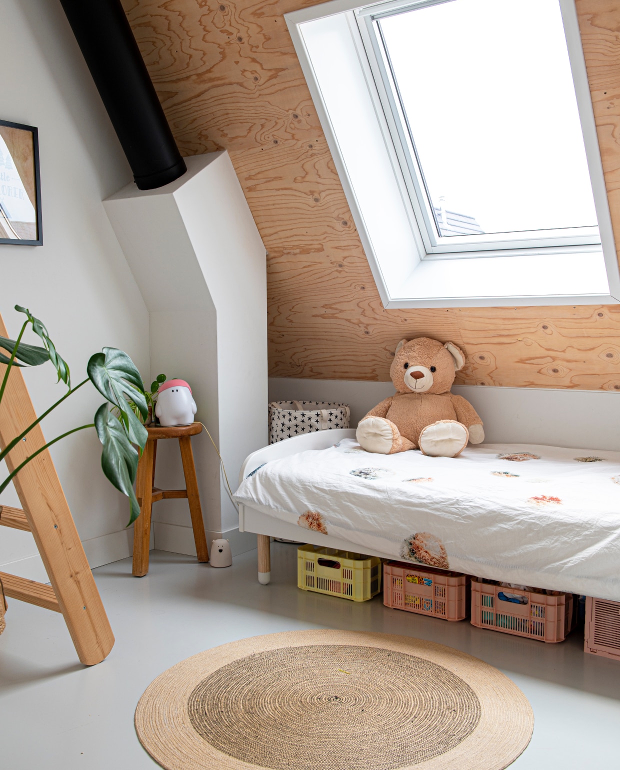 kruk Loods 5, vloerkleed en hoed H&amp;M, kratten, spiegel en wasmand Hema, dekbedovertrek Snurk Amsterdam, kruk Loods 5, lamp op kruk Philips. vtwonen 03-2023 | productie De Binnenkijkers | styling Jeske Weel | fotografie Caroline Coehorst
