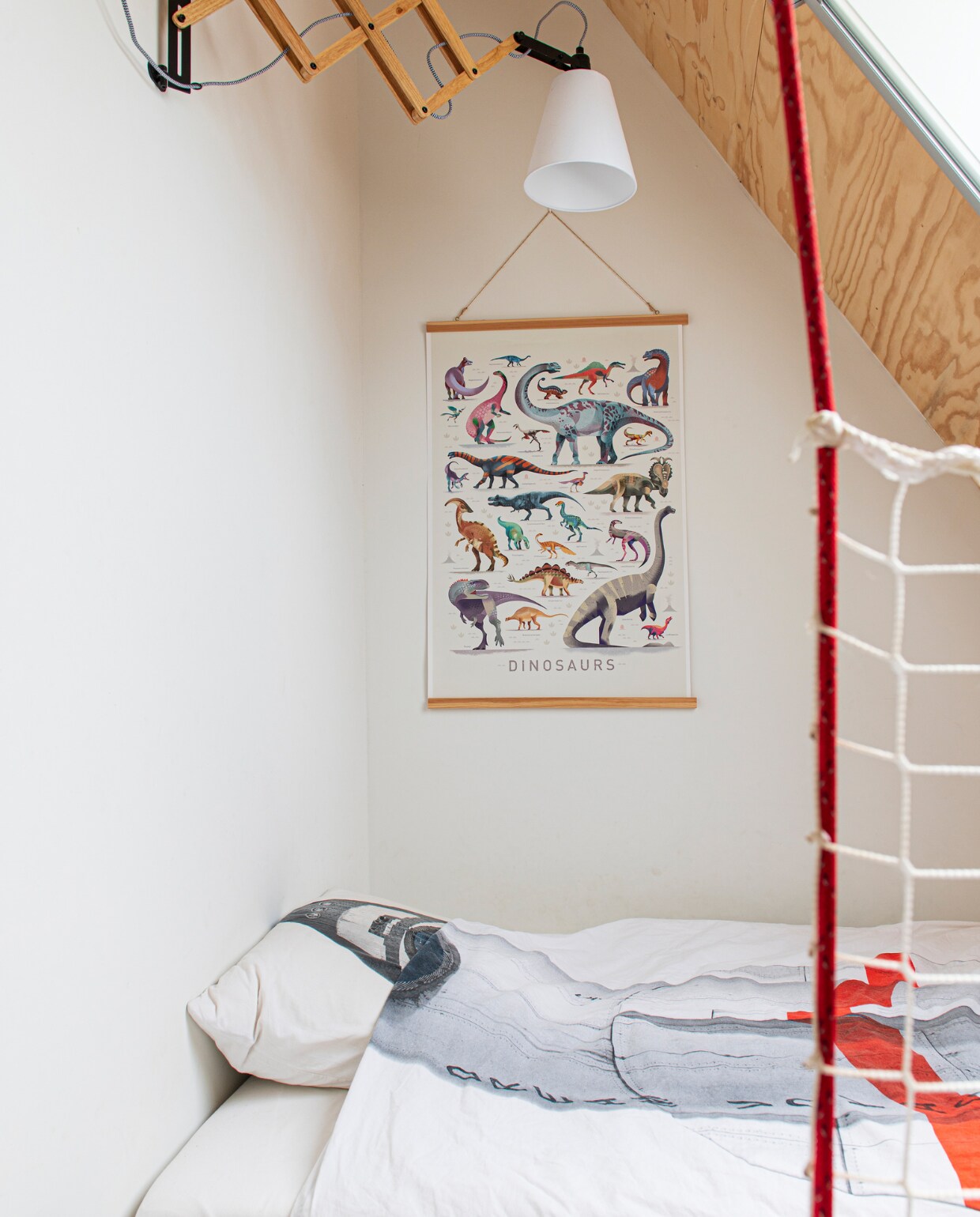 Dekbedovertrek Snurk Amsterdam, dinosaurusposter Juniqe, schaarlamp home24.nl. vtwonen 03-2023 | productie De Binnenkijkers | styling Jeske Weel | fotografie Caroline Coehorst
