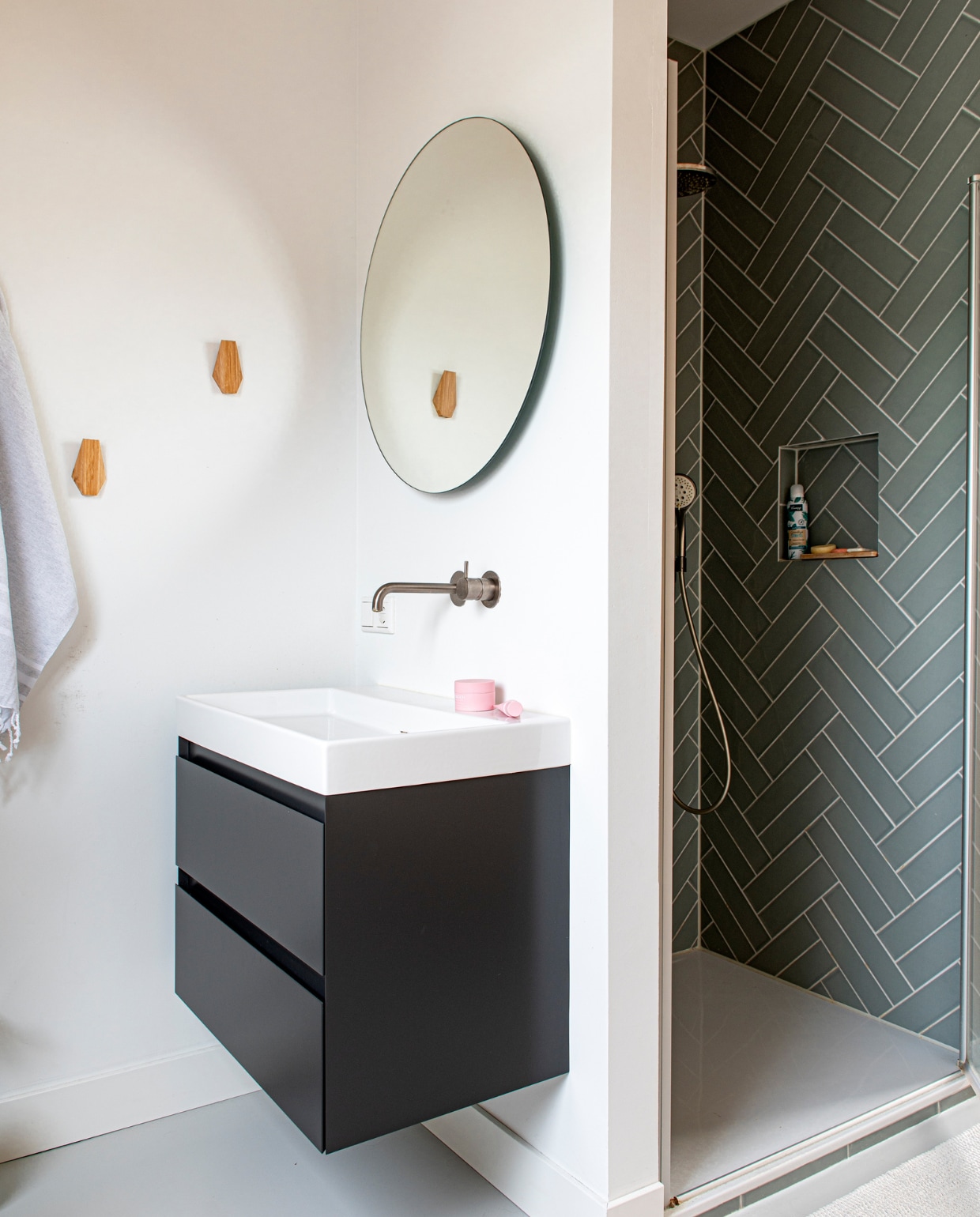 Tegels Patroonfabriek, kraan Hotbath en wastafelmeubel via Sanidump, spiegel en wandhaken onbekend. vtwonen 03-2023 | productie De Binnenkijkers | styling Jeske Weel | fotografie Caroline Coehorst