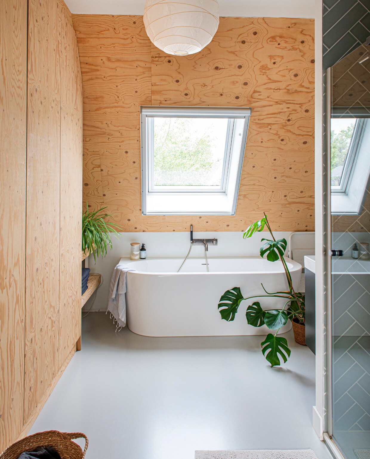Vloer The Liquid Collection, inbouwkast Meubelmakerij Mark, mand Ikea, bad Sanidump, tegels Patroonfabriek, lamp en badmat Ikea. vtwonen 03-2023 | productie De Binnenkijkers | styling Jeske Weel | fotografie Caroline Coehorst