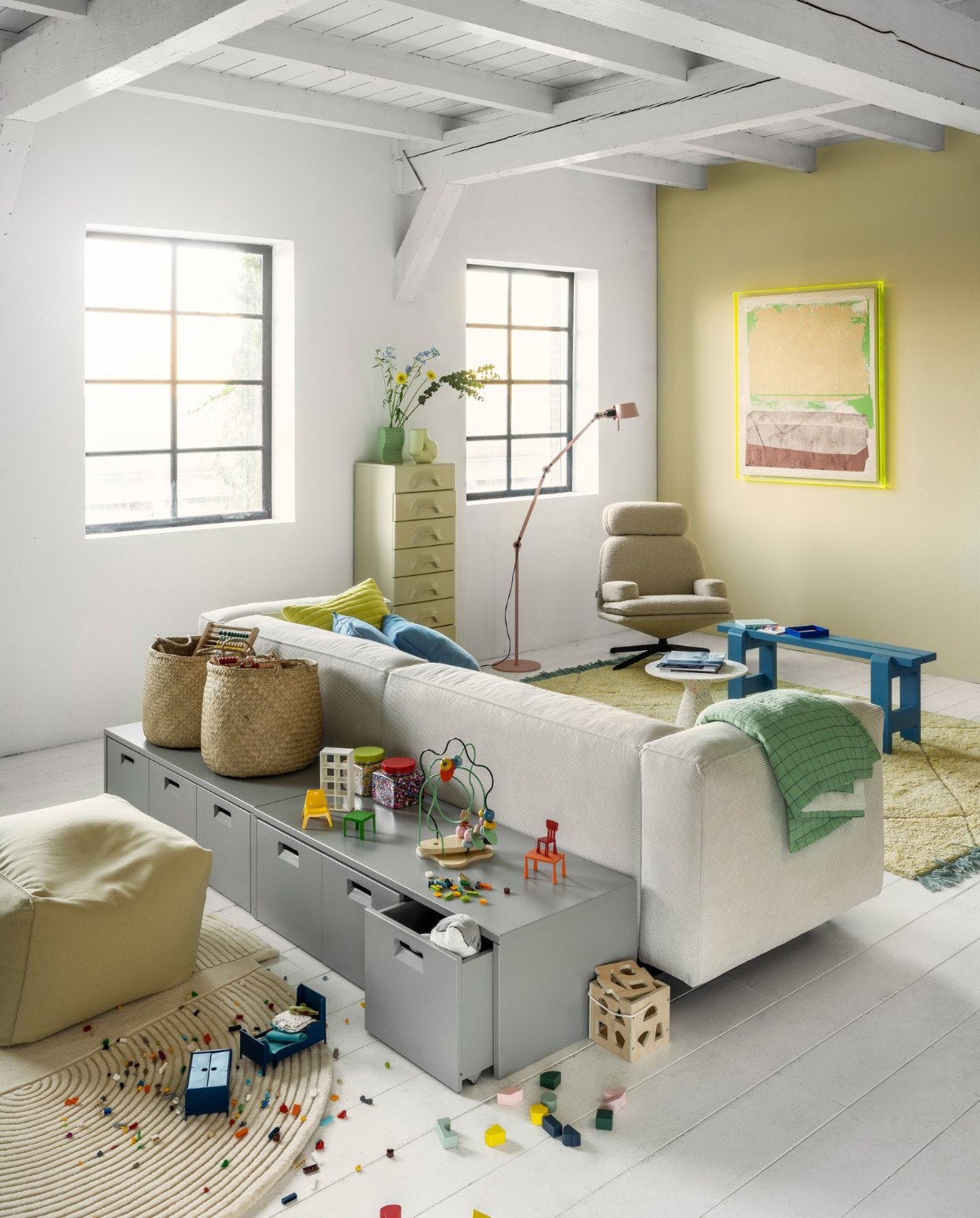Muurverf no. 978 van Lab Paint, per liter € 48,- (vestingh.nl). Bank € 1945,-, vloerlamp € 475,- (loods5.nl). Kistbank Store van vtwonen met elk 3 lades, per stuk € 299,- (basiclabel.nl). Rechthoekig vloerkleed met franjes van HKliving, 180x280 cm € 1178,- (flinders.nl).Organisch vloerkleed van Bolia, 157x180 cm € 933,-, poef van Hay € 239,-, hoge ladekast van HKliving, 45x40,5x128,8 cm (bxdxh) € 1995,-, groene plaid van HKliving € 69,95, groene vaas van HKliving € 29,95, gele vaas van Hay € 85,- , Yahtzee spel van Hay € 45,-, blauw kussen van Hay € 85,- (vtwonen.nl). Geel kussen € 49,95, schilderij € 495,- (hkliving.nl). Fauteuil € 1199,-, bijzettafel van gerecycled plastic € 369,- (zuiver.nl). Manden € 19,95, blokkendoos € 19,95, telraam € 14,95 (dille-kamille.nl). Poppenmeubels Huset, per set € 15,99, Lego € 19,99, kralendoos € 7,99, telraam € 12,99, spel kralendoolhof Uppstå € 11,99, dolfijnknuffel € 12,99 (ikea.nl). vtwonen 04-2023 | styling Marianne Luning | fotografie Stan Koolen | assistentie Paul Blom, Kelly van Gendt