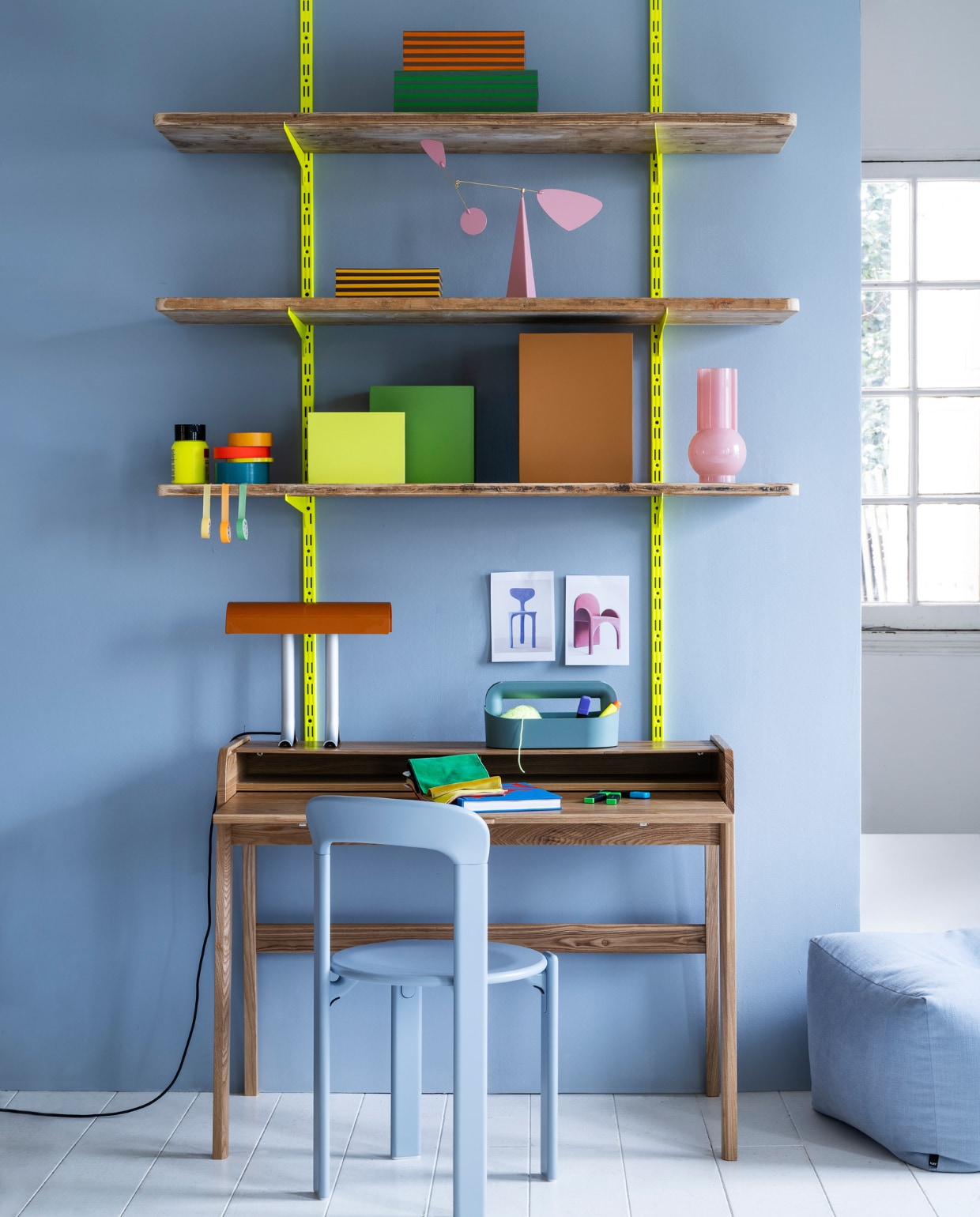 Muurverf no. 941 van Lab Paint, per liter € 48,- (vestingh.nl). Bureau € 649,- (zuiver.nl). Stoel € 549,-, tafellamp € 295,-, office toolbox € 29,- (hay.nl). Gekleurde metalen opbergboxen, set van 3 € 199,-, kartonnen gestreepte dozen met deksel, set van 3 € 179,- (hkliving.nl). Vaas van HKliving € 33,99, poef van Hay € 239,- (vtwonen.nl). Mobile Fiji van Volta € 109,- (loods5.nl).