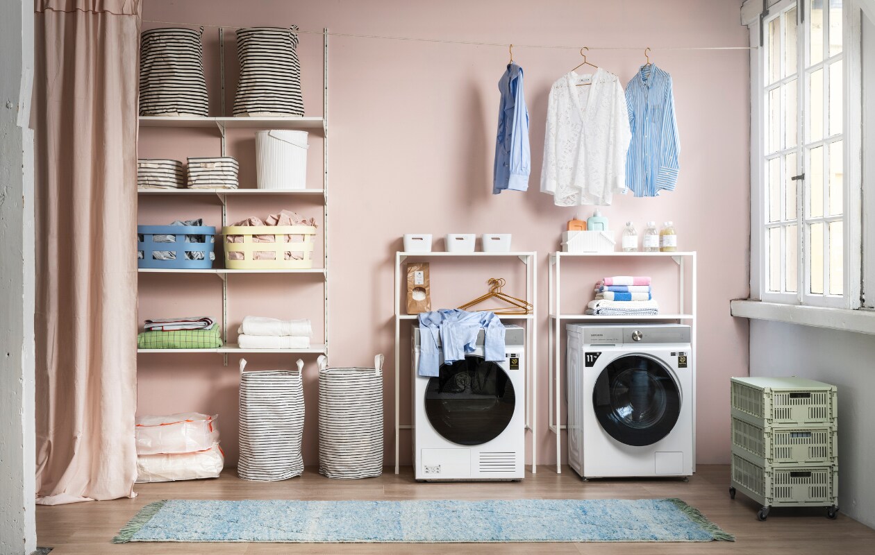 Muurverf no. 837 van Lab Paint, per liter € 48,- (vestingh.nl). Wasmachine Quickdrive € 1149,-, wasdroger Bespoke 9000-serie A+++ energie efficient € 1299,- (samsung.com). Apparatuurombouw, 80x30x129 cm (bxdxh) € 80,-, kast Boaxel, 62x40x201 cm (bxdxh) € 60,20, gordijn met bies Moalisa € 29,99, zwart-wit gestreepte opbergzakken Klunka op de grond € 9,99, plastic opbergzakken met fluorescerende rits Ranen € 3,99, witte handdoeken € 19,99, blauwe en roze dekbedovertreksets met strepen € 29,99, witte opbergbakken € 3,99 (ikea.nl). Blauwe en zachtgele wasmand van Hay, per stuk € 39,-, emmer met deksel van Hachiman € 43,99, witte geribbelde bak met hendels van Hachiman € 28,75, groene geruite plaid van HKliving € 69,95. Bovenin de kast gestreepte manden van House Doctor € 19,99, gestreepte lage opbergmand van Zeller € 9,49 (vtwonen.nl). Groene kratten op wielen € 203,05, gestreepte handdoeken vanaf € 24,70, weefsel met wafeltjespatroon vanaf € 14,-, zachtblauw tafelkleed met fluorescerende rand € 89,- (hay.nl). Kledinghangers, per 4 € 37,95, vloerkleed € 570,- (hkliving.nl). Wasmiddel en wasverzachter € 6,95, zeepvlokken € 9,95 (dille-kamille.nl). Blouses tweedehands (vintagebrands.eu). vtwonen 04-2023 | styling Marianne Luning | fotografie Stan Koolen | assistentie Paul Blom, Kelly van Gendt