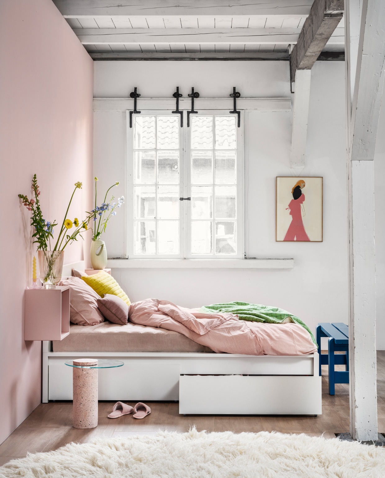 Muurverf no. 837 van Lab Paint, per liter € 48,- (vestingh.nl). Bedcombinatie Malm met bedeinde, lades aan beide kanten, 160x200 cm € 698,-, roze kubuskast Eket, 35x25x35 cm € 20,-, roze gestreept katoenen dekbed­overtrek, 240x220 cm, met 2 kussenslopen € 29,99 (ikea.nl). Poster met eikenhouten lijst, 50x70 cm € 129,95 (loods5.nl). Roze bijzettafel, 40x44,5 cm (Øxh) € 259,-(zuiver.com). Groene plaid van HKliving € 69,95, roze langwerpig kussen van HKliving € 54,95, mintgroene keramische vaas van HKLiving € 59,95, vloerkleed van HKliving, 250 cm (Ø) € 1575,- (vtwonen.nl). Geel kussen € 49,95, roze glazen vaas € 49,95 (hkliving.nl). Blauwe bank, ook geschikt voor buiten, 111x23x45 cm (bxdxh) € 234,99, sloffen € 35,-, blauwe glazen kandelaar € 54,99, kaars € 7,- (hay.nl). vtwonen 04-2023 | styling Marianne Luning | fotografie Stan Koolen | assistentie Paul Blom, Kelly van Gendt