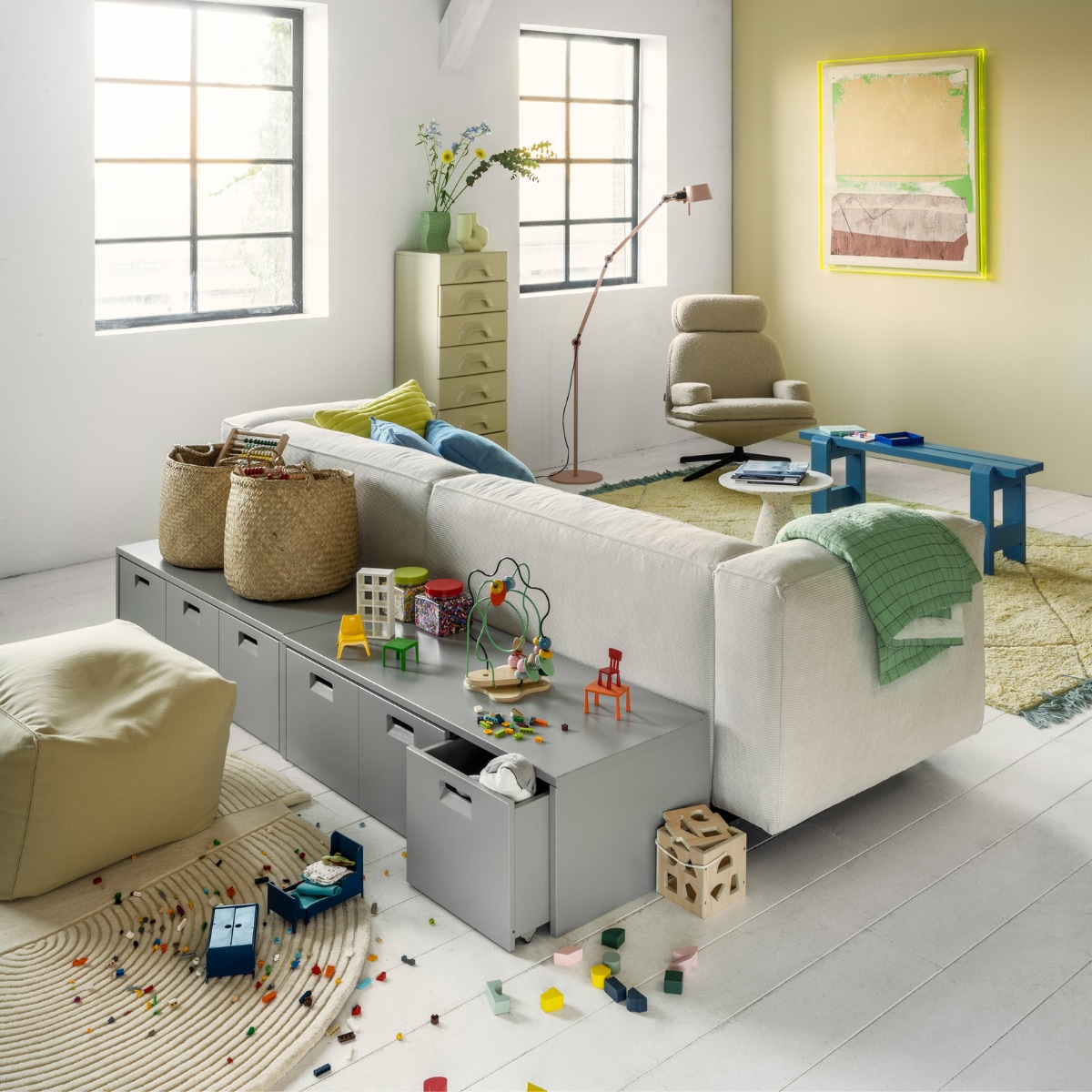 Muurverf no. 978 van Lab Paint, per liter € 48,- (vestingh.nl). Bank € 1945,-, vloerlamp € 475,- (loods5.nl). Kistbank Store van vtwonen met elk 3 lades, per stuk € 299,- (basiclabel.nl). Rechthoekig vloerkleed met franjes van HKliving, 180x280 cm € 1178,- (flinders.nl).Organisch vloerkleed van Bolia, 157x180 cm € 933,-, poef van Hay € 239,-, hoge ladekast van HKliving, 45x40,5x128,8 cm (bxdxh) € 1995,-, groene plaid van HKliving € 69,95, groene vaas van HKliving € 29,95, gele vaas van Hay € 85,- , Yahtzee spel van Hay € 45,-, blauw kussen van Hay € 85,- (vtwonen.nl). Geel kussen € 49,95, schilderij € 495,- (hkliving.nl). Fauteuil € 1199,-, bijzettafel van gerecycled plastic € 369,- (zuiver.nl). Manden € 19,95, blokkendoos € 19,95, telraam € 14,95 (dille-kamille.nl). Poppenmeubels Huset, per set € 15,99, Lego € 19,99, kralendoos € 7,99, telraam € 12,99, spel kralendoolhof Uppstå € 11,99, dolfijnknuffel € 12,99 (ikea.nl). vtwonen 04-2023 | styling Marianne Luning | fotografie Stan Koolen