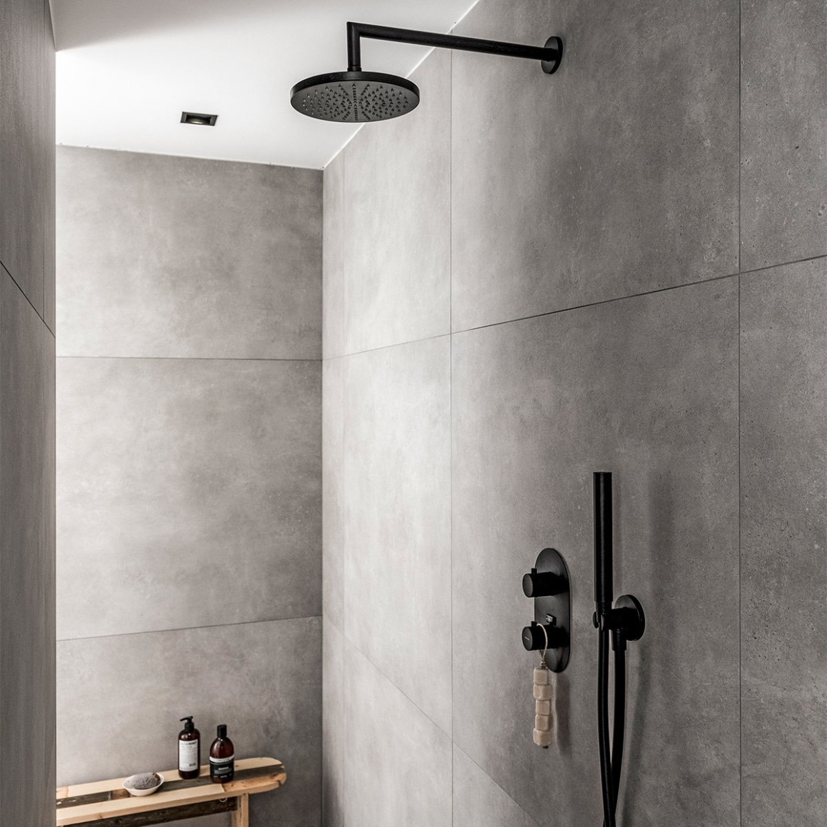 badkamer van vtwonen collectie: Tegel Mold, Concrete. Hoofddouche en douchearm Curve. vtwonen collectie najaar 2018 | styling Kim van Rossenberg | fotografie Sjoerd Eickmans