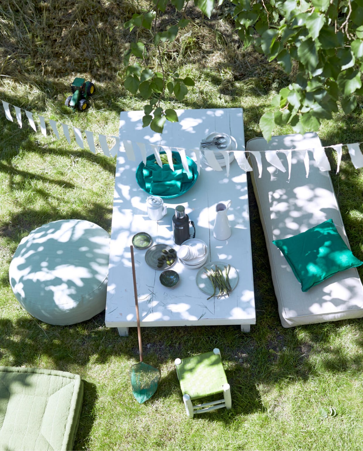 Lage tafel € 225,- (Combitex). Ronde poef € 275,-, matraskussen van rubberbomenhout € 975 (Coco-mat). Matras € 200,- (Household Hardware). Krukje € 48,-, groene metalen schaal € 69,95, tafelkleed van groen katoen € 47,95, groen kussen € 29,95 (Nijhof). Handgedraaide groene en grijze borden vanaf € 15,- (Kari Ceramics). Kan € 37,50, borden met opstaande rand € 9,95, set van 12 lepels € 10,-, theepot € 19,- (Household Hardware). Stanley thermoskan 1,9 liter € 49,95 (Urbans and Indians). Slinger € 14,95 (Sukha Amsterdam). Visnet privébezit. vtwonen 08-2014 | styling Marianne Luning | fotografie Tjitske van Leeuwen