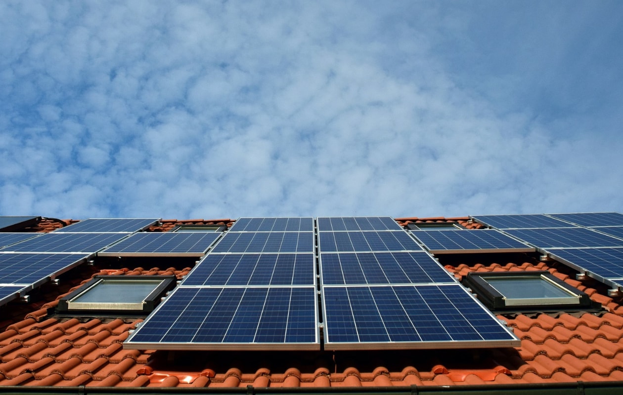 Door zonnepanelen of een zonneboiler met een warmtepomp en goede isolatie te combineren, behaal je het hoogste rendement. pixabay.com