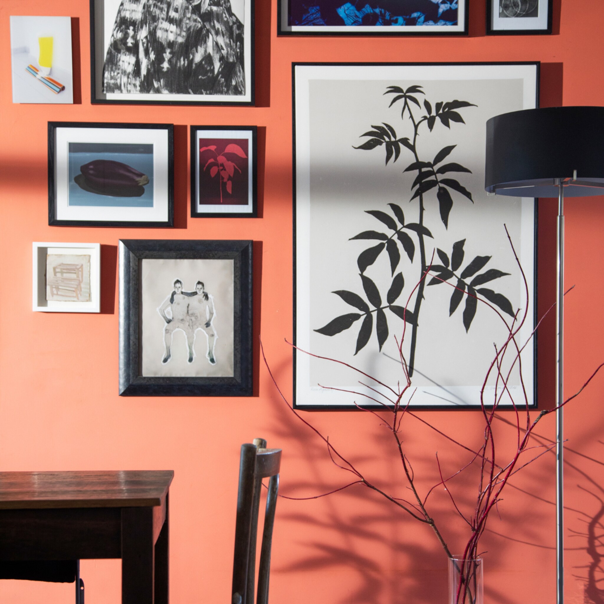 woonidee de rust bewaren op een muur vol kunstwerken