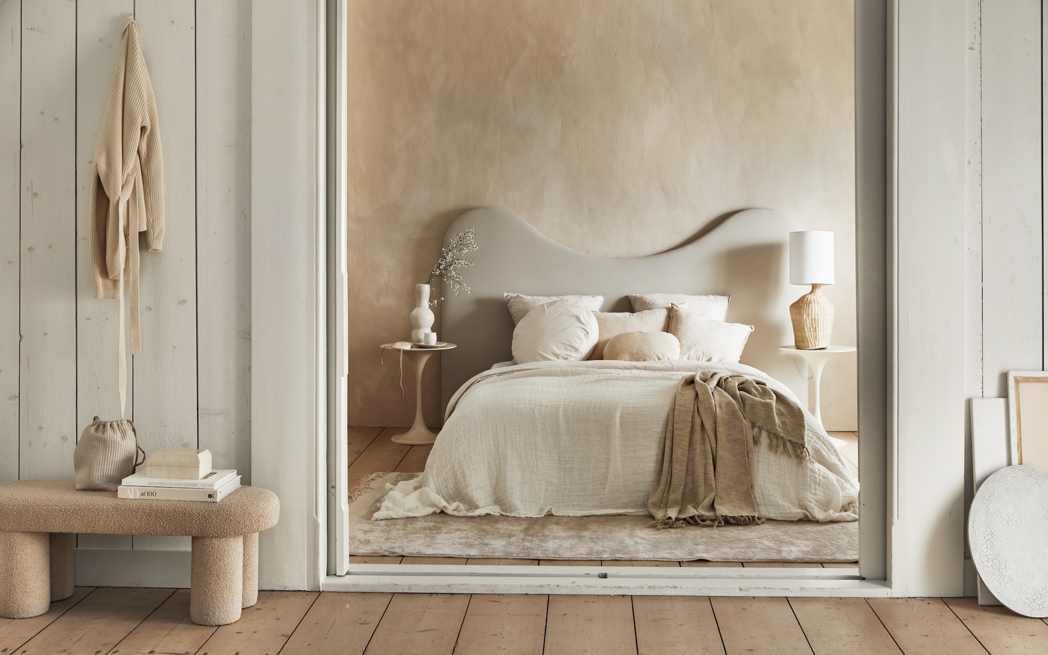 Hoofdbord op maat gemaakt, vanaf € 700,- (stoffeershop.nl). Rond kussen BigDot 50x10 cm (Øxh) € 44,95, met hoes in Ecru € 37,95 (suite702.com). Bank Charlie in Now Stone, 41x101x34 cm (hxlxd) € 269,- (sofacompany.com). Polyester bijzettafels, 45x54 cm (Øxh) € 339,-, vaas € 119,-, kop en schotel € 19,- (householdhardware.nl). Vloerkleed Flicuca, 240x160 € 676,13, linnen sprei, 270x270 cm € 279, satijnen buideltasje € 40,29 (nordal.dk). Linnen sierkussens in Dessert, 50x50 cm € 46,75, 70x50 cm € 60,- (bungalow.dk). Tafellamp Nile, 68x24 cm (hxb) € 165,- (zenza.nl). Linnen dekbedovertrek, 220x240 cm € 89,99 en kussenslopen € 49,99 (zarahome.com). Minerale muurverf Fresco in Sahara Dust, per 2,5 liter € 129,94 (pure-original.com). Linnen plaid van Madam Stoltz € 27,50 (deens.nl). Schildersdoeken vanaf € 5,- (vanbeekart.nl). Overig privébezit. vtwonen 04-2023 | styling Cleo Scheulderman | fotografie Jeroen van der Spek