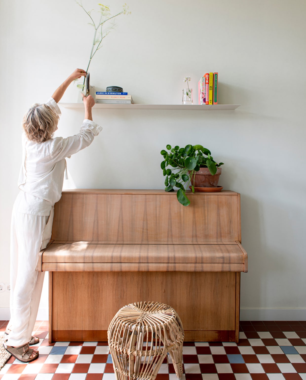 Kruk uit Marokko. Metalen wandrek Studio Daan Hietbrink. Overig onbekend. vtwonen 03-2023 | styling &amp; fotografie Caroline Coehorst i.s.m. Studio Daan Hietbrink