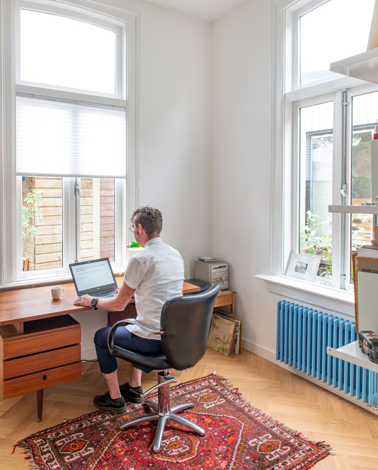 Bureau Marktplaats. Vloerkleed kringloop. Bureaustoel gekregen. Rolgordijnen Praxis. Verfkleur radiator RAL5024. vtwonen 03-2023 | styling &amp; fotografie Caroline Coehorst i.s.m. Studio Daan Hietbrink