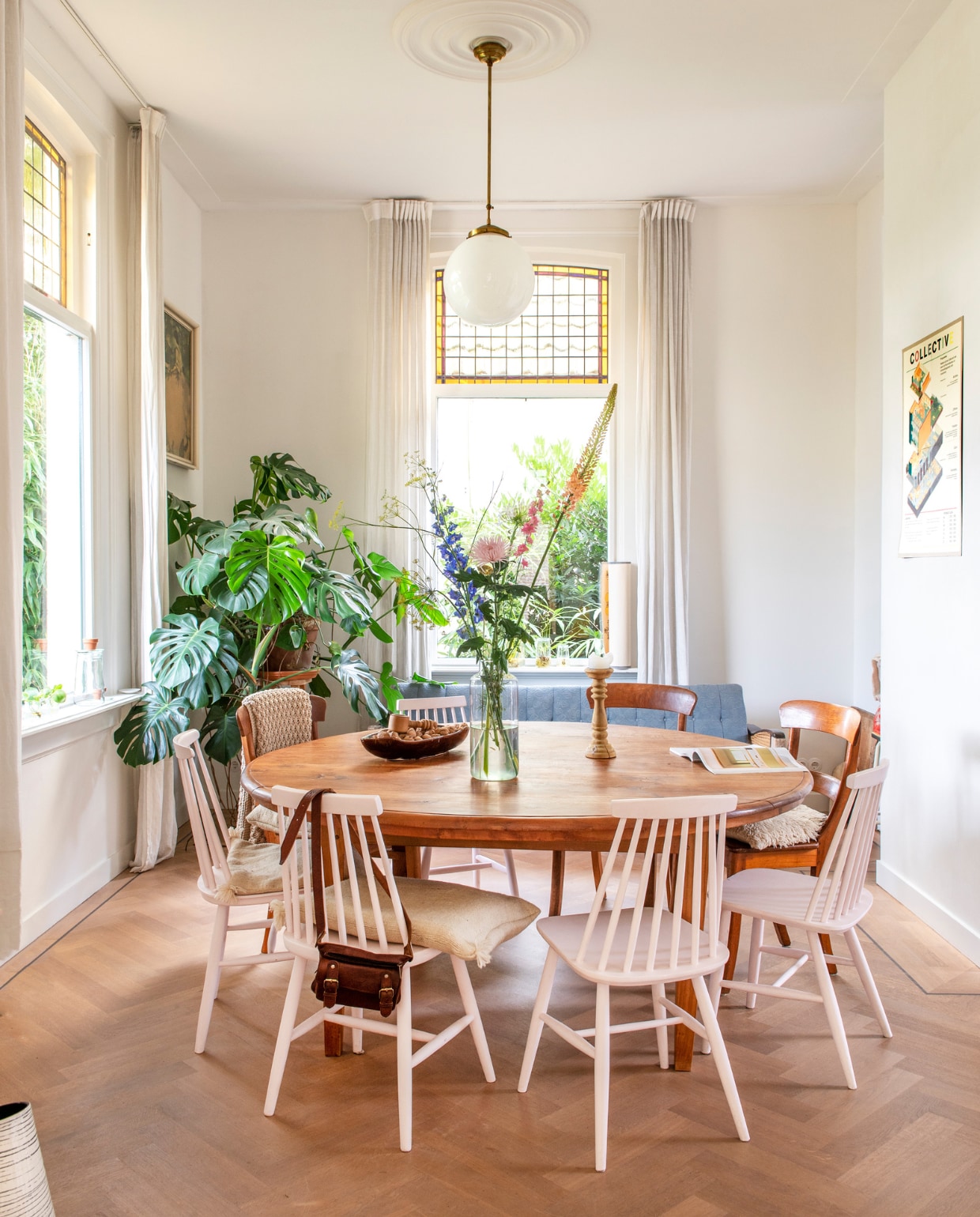 Eettafel, stoelen en hanglamp Marktplaats. Kussens uit Marokko. Schaal uit Frankrijk. Kandelaar kringloop. Tas Humanoid. Linnen gordijnen Ikea. Illustratie rechts aan de muur Studio Daan Hietbrink. Overig onbekend. vtwonen 03-2023 | styling &amp; fotografie Caroline Coehorst i.s.m. Studio Daan Hietbrink