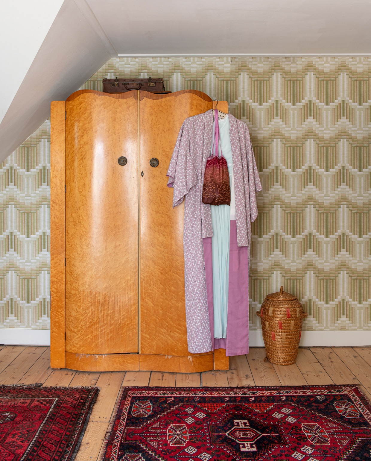 Behang Swiet. Kast en vaas Zutphense Hand. Vloerkleden Re-Buy. vtwonen 03-2023 | styling &amp; fotografie Caroline Coehorst i.s.m. Studio Daan Hietbrink