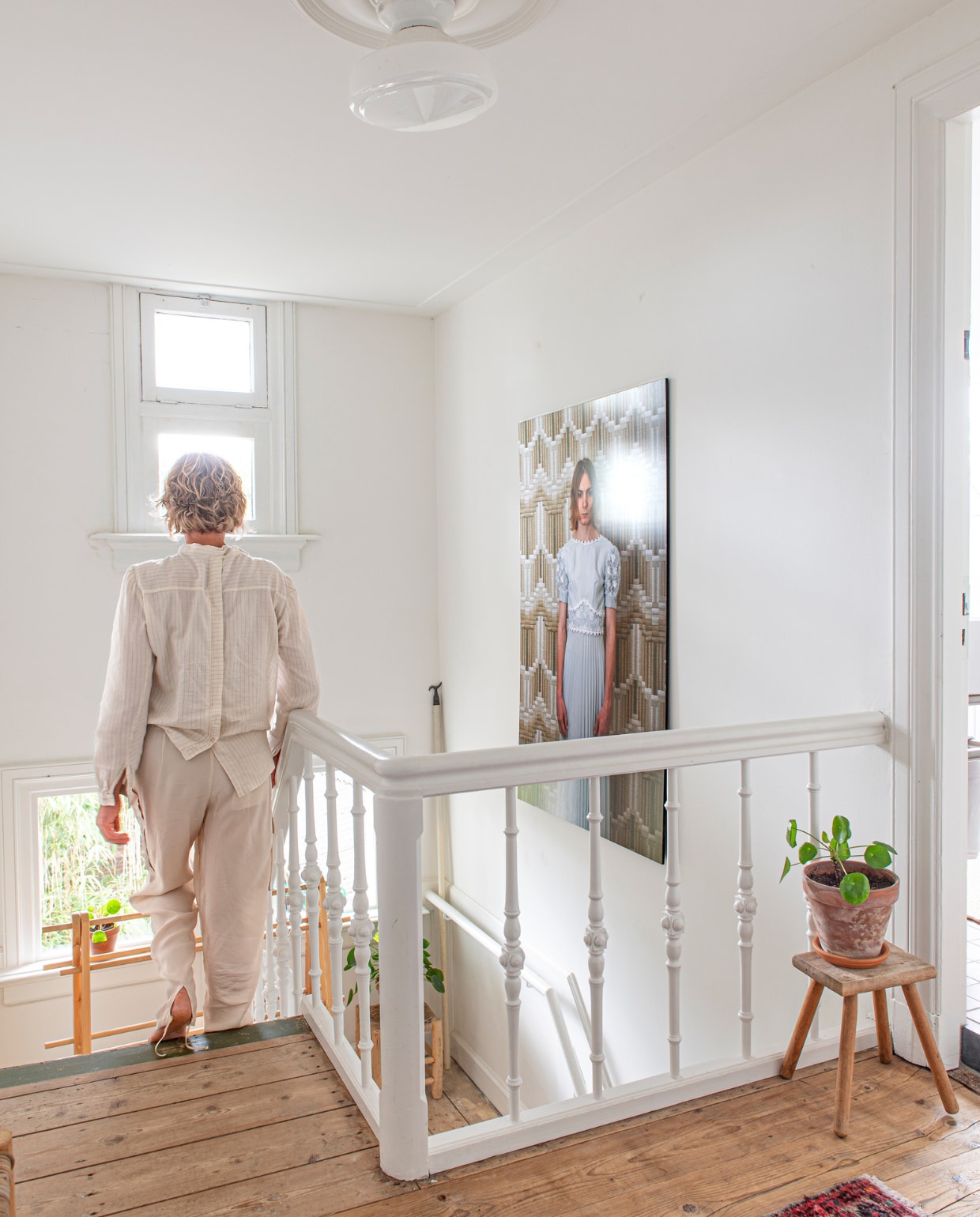 Foto op de muur Sara van Tor. Kruk uit Marokko. Houten rek HKliving. vtwonen 03-2023 | styling &amp; fotografie Caroline Coehorst i.s.m. Studio Daan Hietbrink