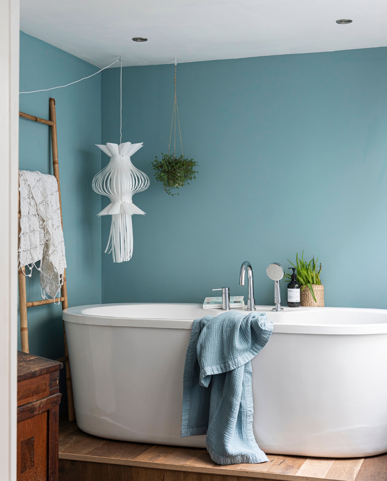 Bad Marktplaats.nl. Hanglamp Casa Maria in Breda. Bamboe handdoekenrek Xenos. Witte handdoek gekocht op Bali. Blauwe handdoek VT Wonen. Dressoir erfstuk. Gevlochten bamboe plantenbakje Ikea. Zeepdispenser Meraki. Muurverf Eucalyptus van Painting the Past. vtwonen 02-2020 | styling Sharon Roest | fotografie Caroline Martinot