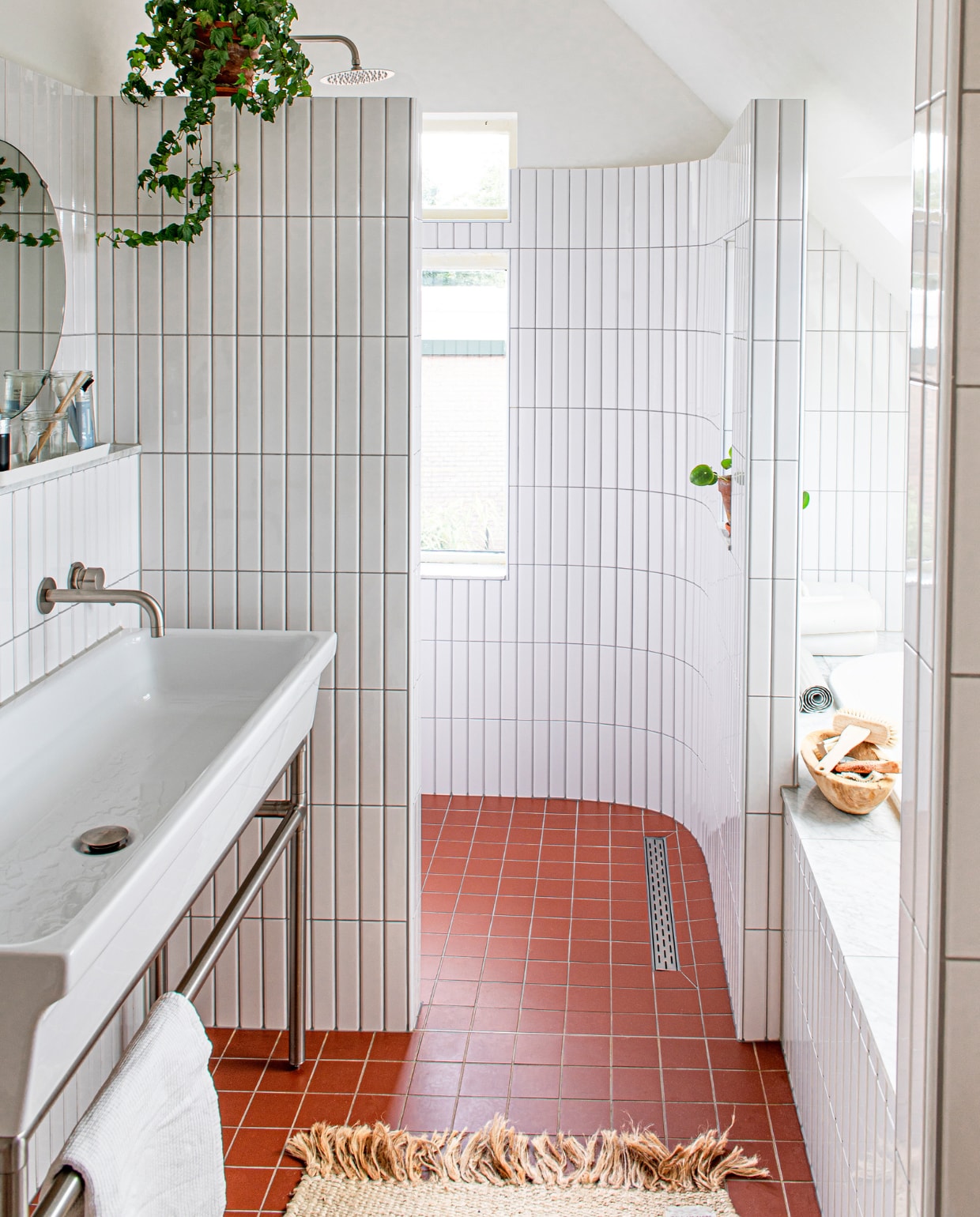 Vloertegels Ryan’s. Badmat Stilleven. Mand Sissy-Boy. vtwonen 03-2023 | styling &amp; fotografie Caroline Coehorst i.s.m. Studio Daan Hietbrink