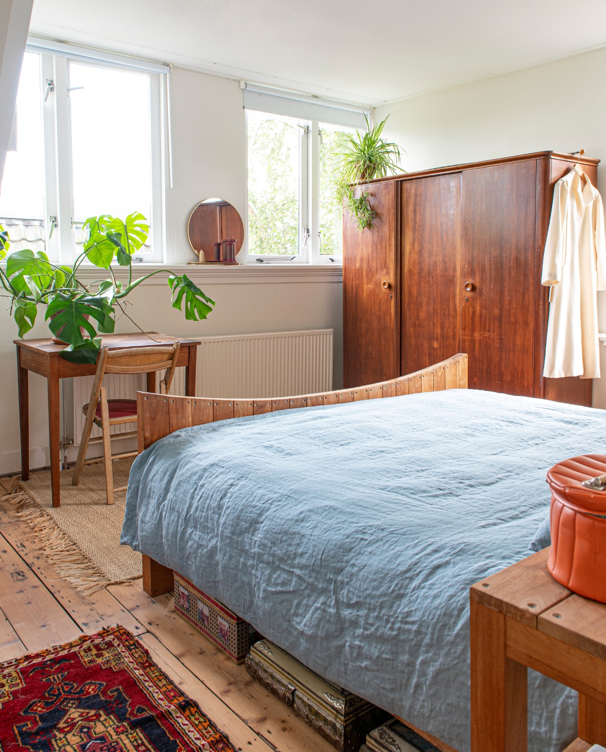 Kast erfstuk. Bed Stilleven. Bureau, stoel en vloerkleden Zutphense Hand. Spiegel Re-Buy. Kleding Humanoid. Overig Marktplaats en onbekend. vtwonen 03-2023 | styling &amp; fotografie Caroline Coehorst i.s.m. Studio Daan Hietbrink