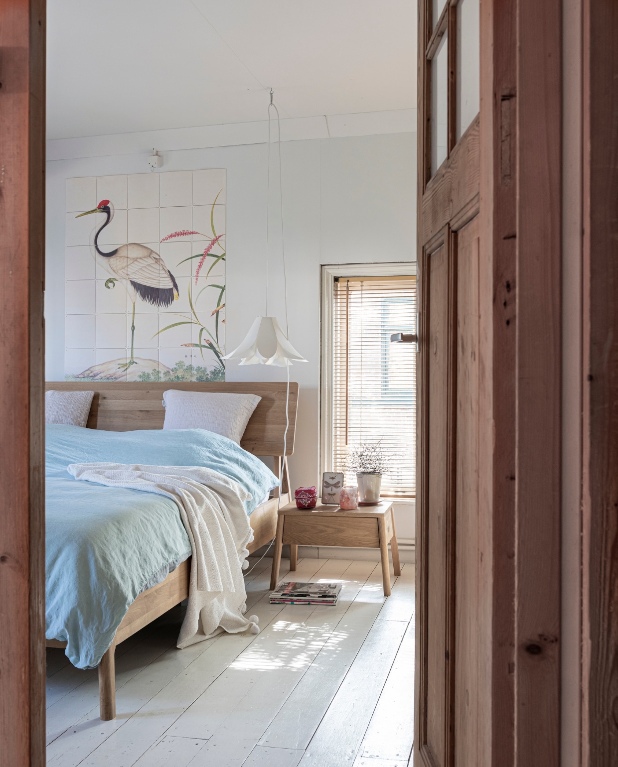 Bed en nachtkastje Ethnicraft. Lijstje Sissy Boy. De waxinelichthouder van Himalayazout was een cadeau. Beddengoed Zara Home. Wanddecoratie Ixxi Hanglamp Normann Copenhagen. Raambekleding Xenos. vtwonen 02-2020 | styling Sharon Roest | fotografie Caroline Martinot