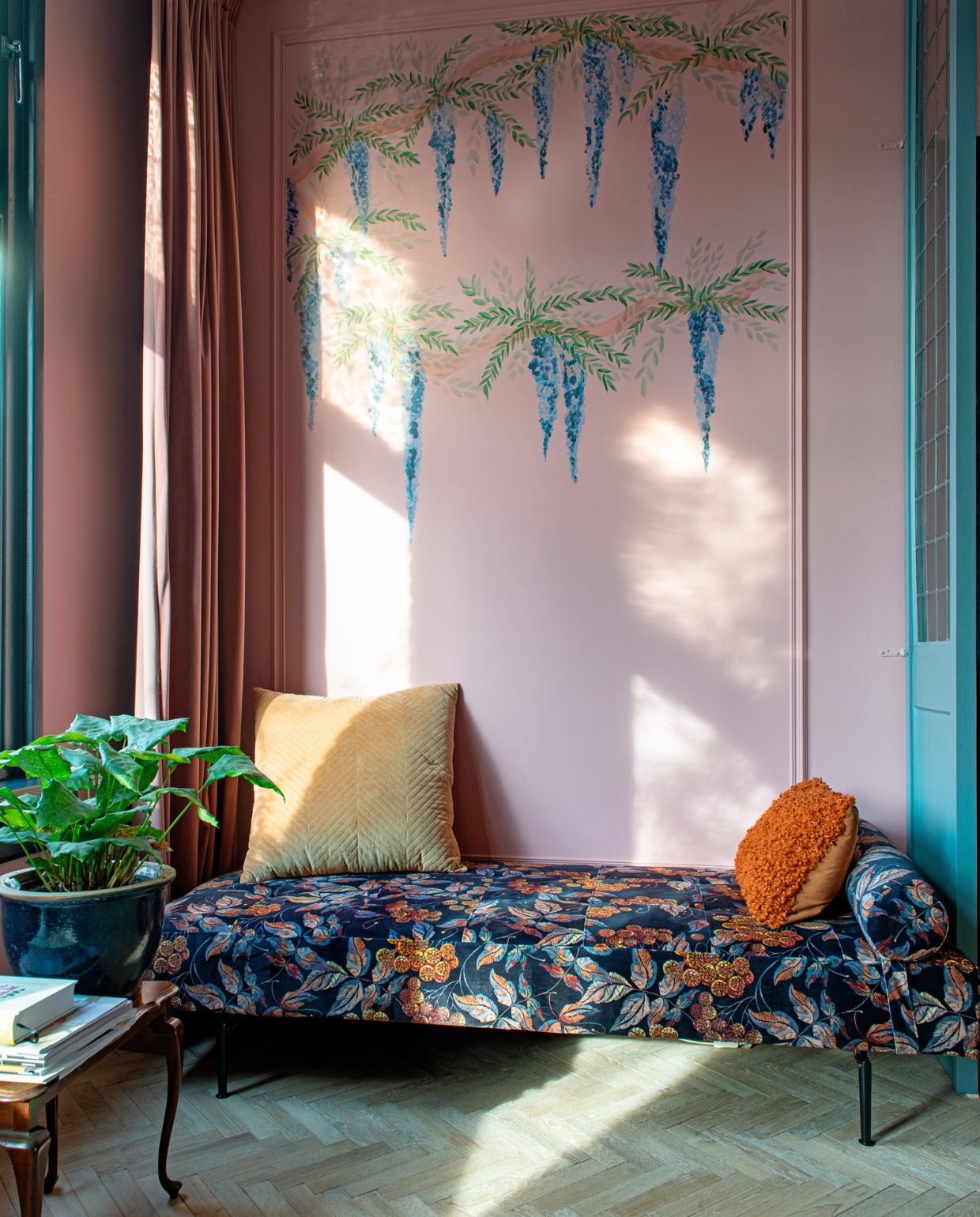 Visgraatvloer Loven Dageraad Vloeren. Muurverf Hellebore 275 van Little Greene. Verf paneel De Nimes van Farrow &amp; Ball. Muurschilderingen zelfgemaakt. Daybed Karwei, geel kussen H&amp;M Home, oranje kussen Jysk. Bijzettafel kringloopwinkel, plantenpot gekregen. Gordijnen Leen Bakker. vtwonen 03-2021 | fotografie Caroline Coehorst