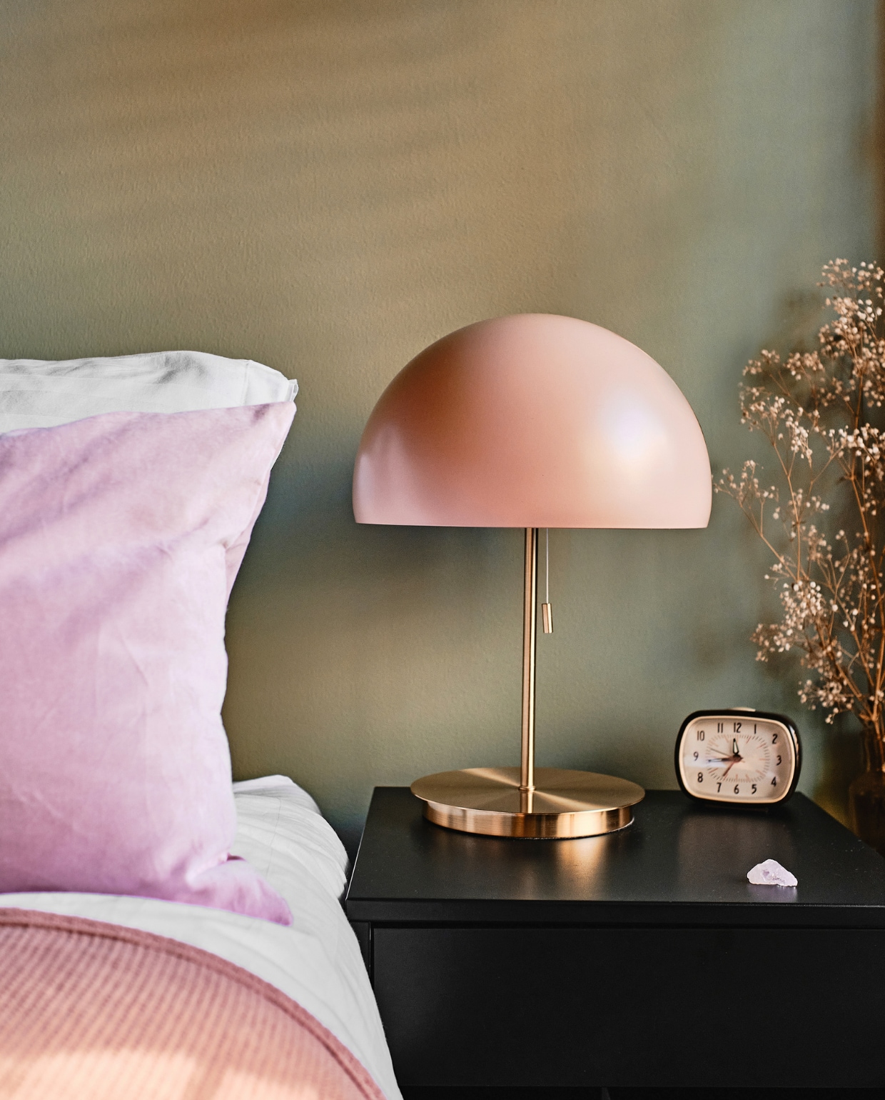 Dekbed Hema, sprei Made. Kussen en nachtkastje Ikea, nachtlamp Made, wekker kringloop. vtwonen 02-2021 | productie Coco Features | fotografie Roos Oosterbroek