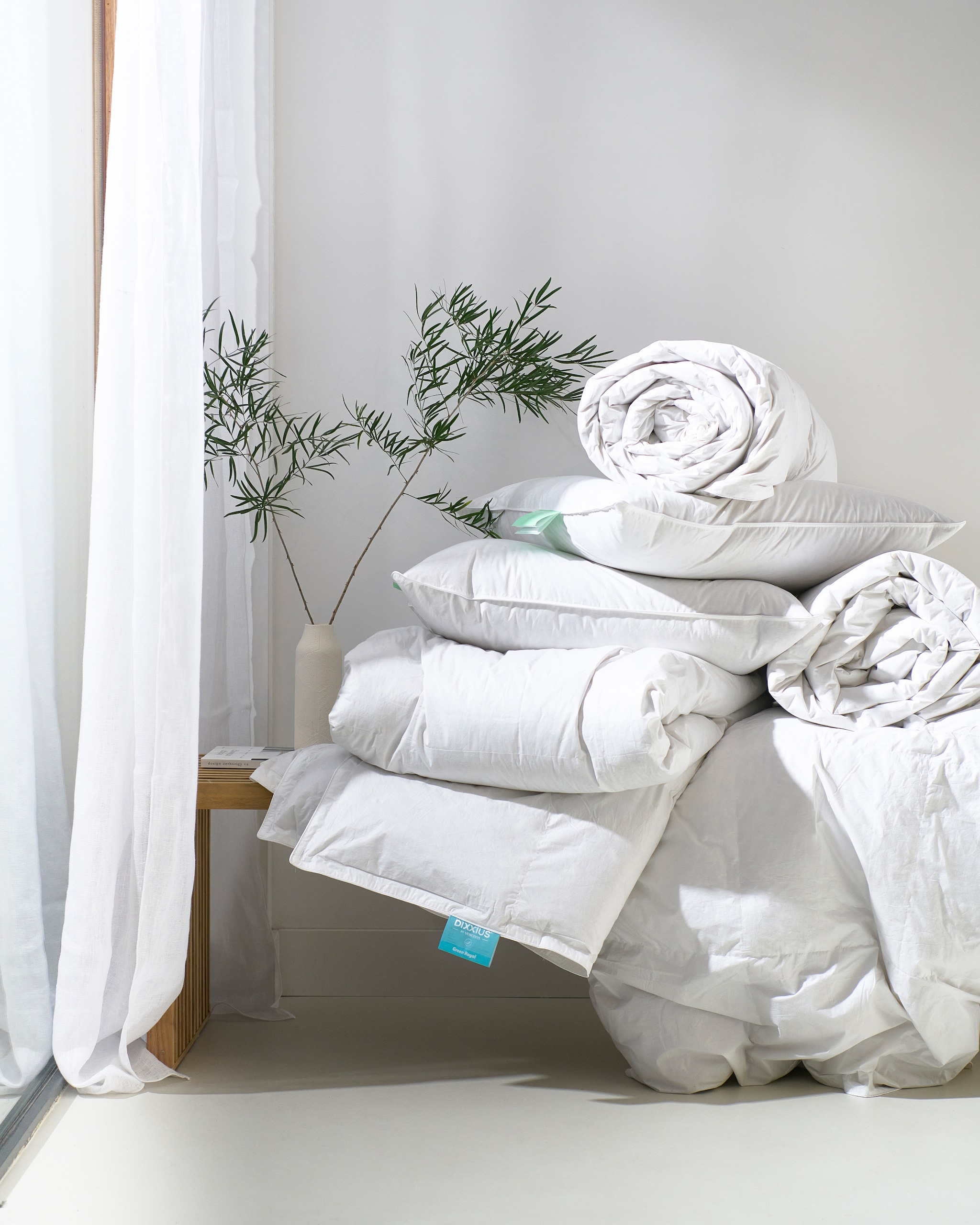 Diverse onderdelen uit de beddengoedcollectie Dixxius Green by vtwonen. M.m.v. vtwonen.nl (houten bank van HKliving), zarahome.com (witte vaas, gordijn). Overig privébezit. vtwonen 04-2023 | productie Tanja Saarberg | styling Sanne Ketelaar | fotografie Sjoerd Eickmans | assistentie Esmee Jacké