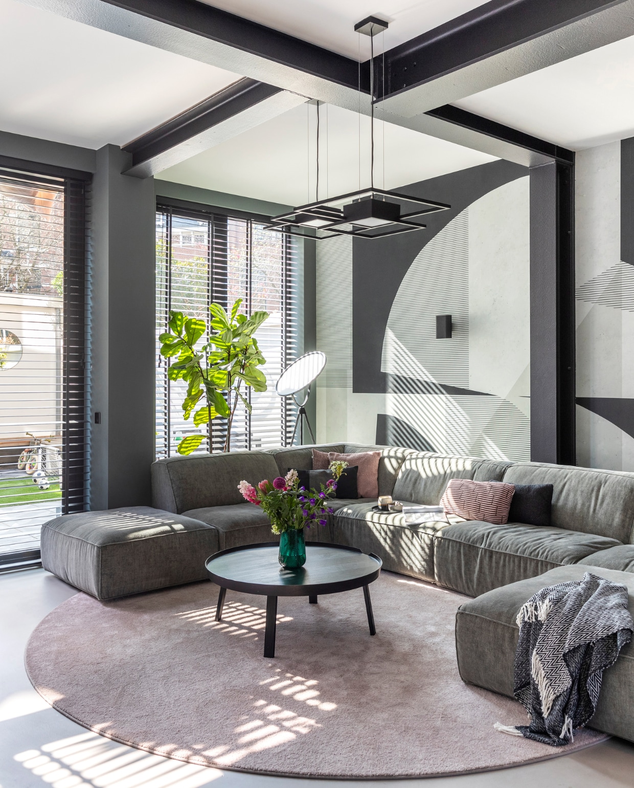 Behang zelf ontworpen in samenwerking met Annet Weelink. Vloer Bruizt. Bank Pieter van Fort M. Vloerkleed Carpetright. Koffietafel Westwing. Hanglampen Flinders. Vloerlamp AliExpress. Wandlampen bol.com. Vaas Hema. Overig onbekend. vtwonen 04-2023 | Fotografie Margriet Hoekstra | Tekst Anne-Flore Muller