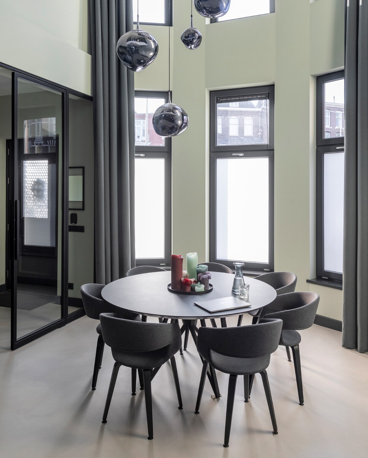 Stoelen Nova van Interstil. Tafel Studio Henk. Hanglampen AliExpress. Gordijnen Laminaat &amp; Parket. Overig onbekend. vtwonen 04-2023 | fotografie Margriet Hoekstra