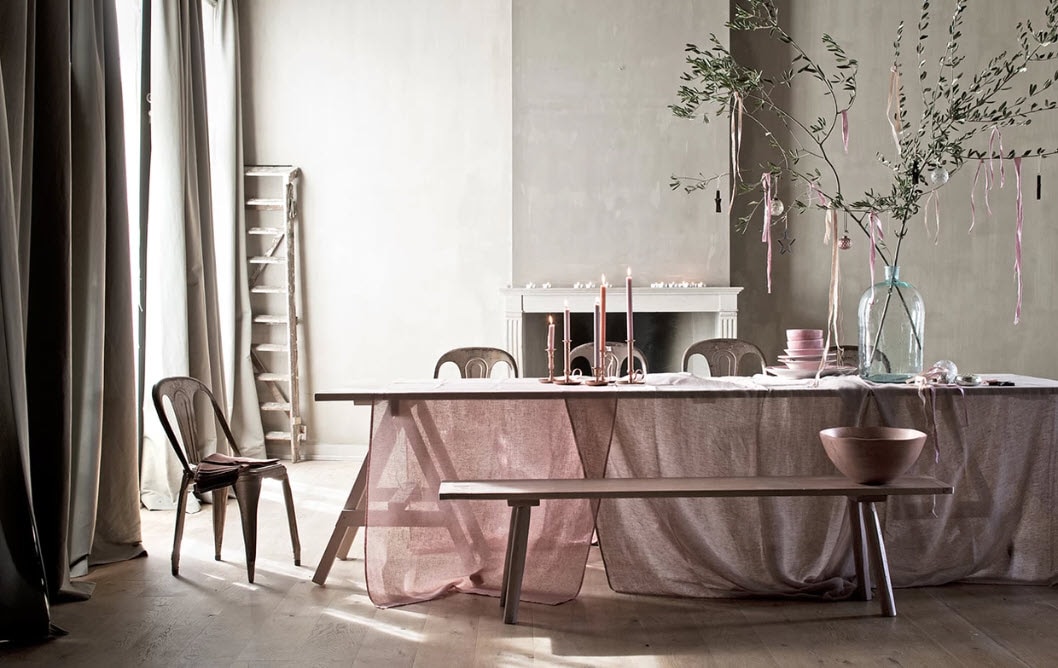 Tafel, zetel (Combitex). Flesvaas (De Weldaad). Koperen kandelaar klein, middel en groot (&amp;Klevering). Koperkleurige schaal (Nijhof). Roze aardewerk servies van Mateus (Zwaanzinnig). Metalen vintage stoelen Fibrocit (Vivre). Kaarsen (Maison NL). Kerststerren in olijftakken (La Vie Bohème). Transparante roze linnen stof Silene met glinstertjes 296 cm breed, oudroze linnen stof Shuttonhouse 296 cm breed (Chivasso). vtwonen 2012-12 | Styling Cleo Scheulderman, fotografie Jeroen van der Spek