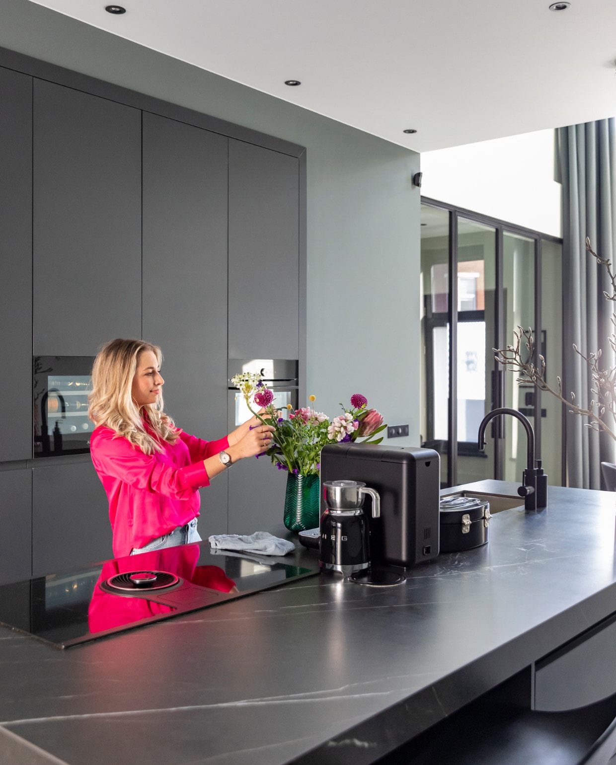 Keukenblad The Stone Art House. Keukenapparatuur Smeg. Overig onbekend. vtwonen 04-2023 | Fotografie Margriet Hoekstra