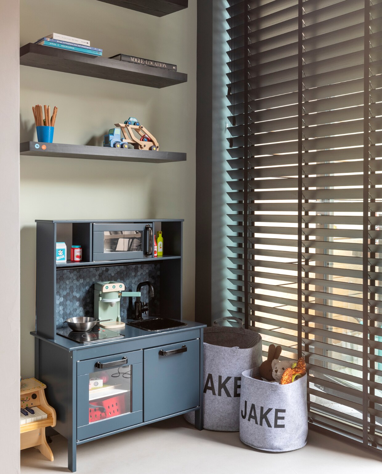 Kinderkeuken Toys Restyled. Wandplanken Hornbach. Raamdecoratie Veneta. Overig onbekend. vtwonen 04-2023 | Fotografie Margriet Hoekstra