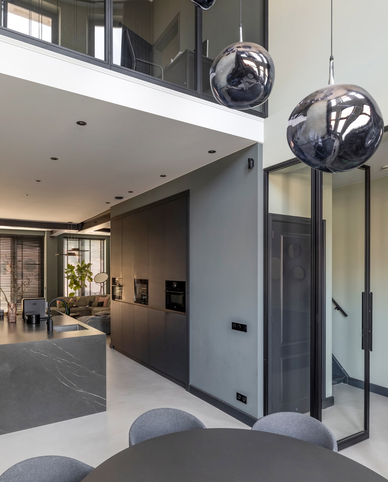 Keukenblad The Stone Art House. Keukenapparatuur Smeg. Stoelen Nova van Interstil. Eettafel Studio Henk. Hanglampen AliExpress. Overig onbekend. vtwonen 04-2023 | Fotografie Margriet Hoekstra