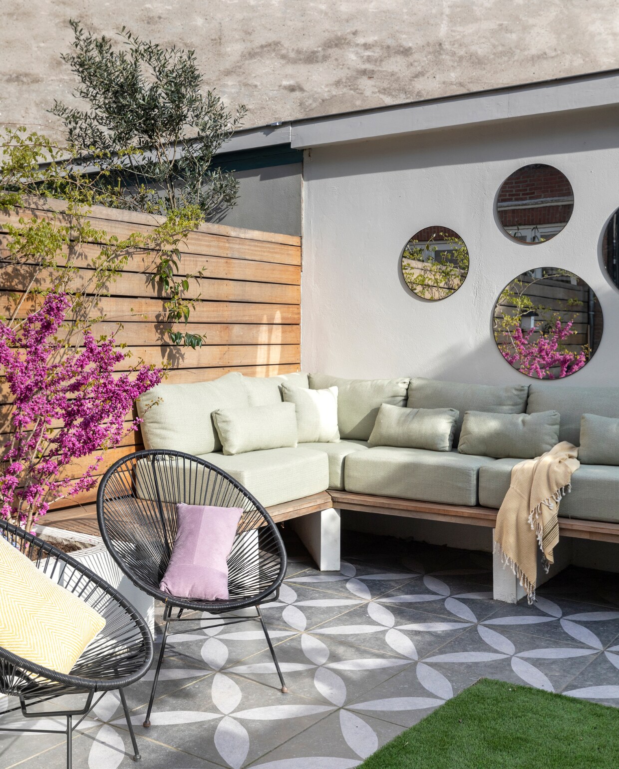 Tuinkussens Suns. Tuintegels Excluton. Wandspiegels Casa. Overig onbekend. vtwonen 04-2023 | Fotografie Margriet Hoekstra