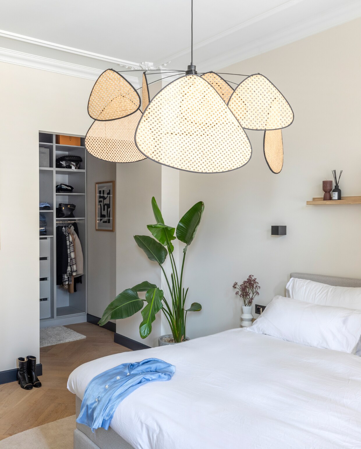 Bed Totaalbed, beddengoed Douxe. Vloerkleed Karwei. Lamp Flinders. Accessoires Karwei. Plant 123planten. Vloer Laminaat en Parket. vtwonen 04-2023 | Fotografie Margriet Hoekstra