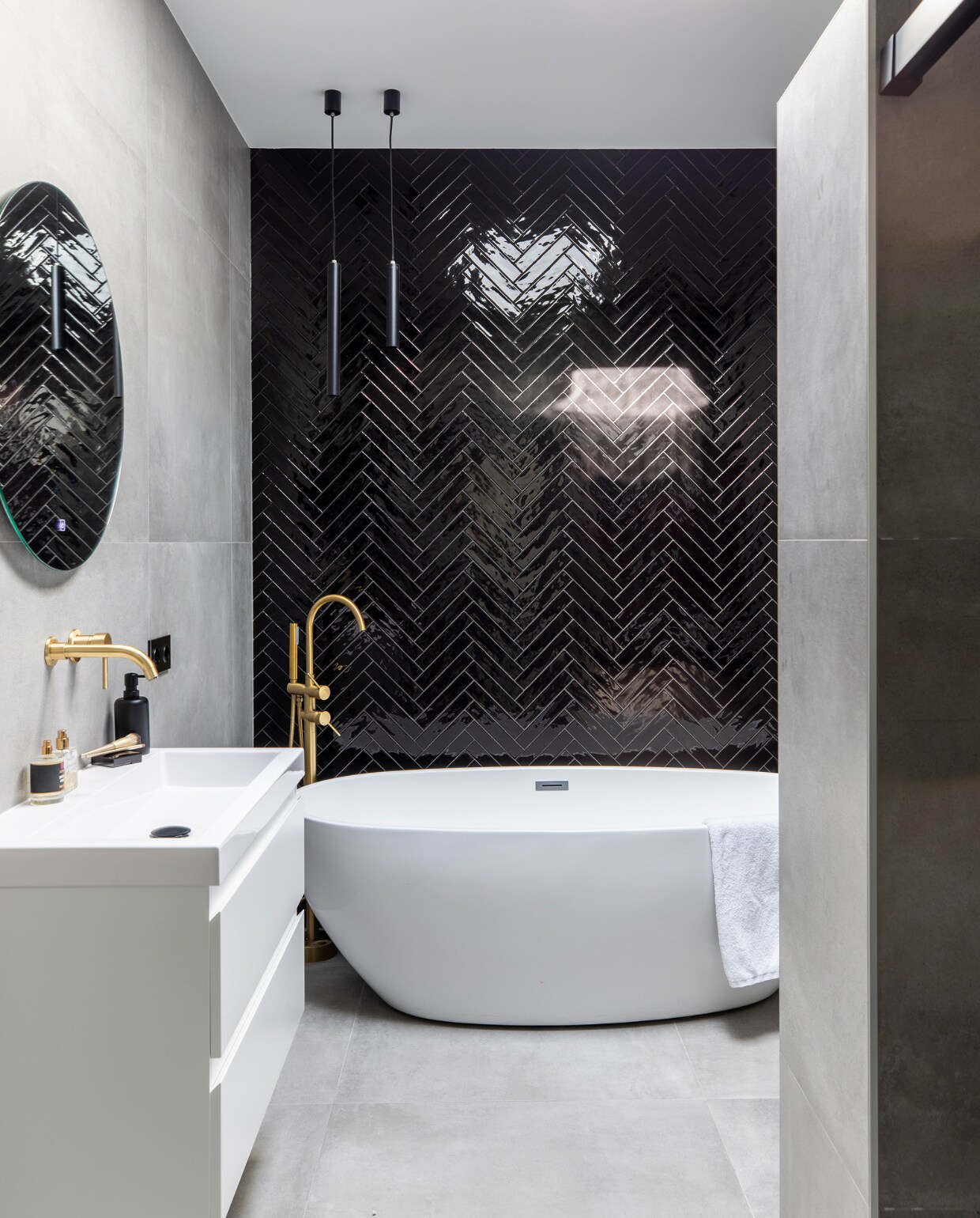 Zwarte wandtegels Sartoria Vernici dark sky gloss, grote grijze tegels Terratinta Kos van Kogros. Sanitair Sani-Dump Den Haag. Hanglamp Looox. Overig onbekend. vtwonen 04-2023 | Fotografie Margriet Hoekstra