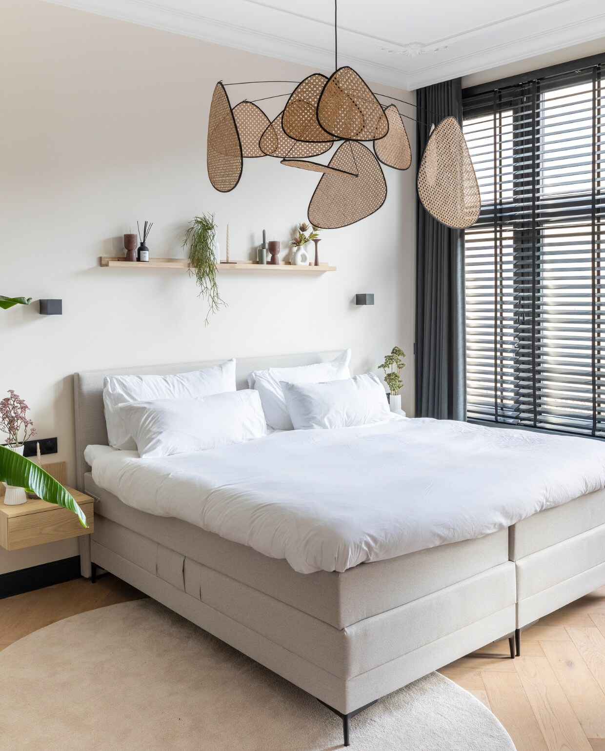 Bed Totaalbed, beddengoed Douxe. Wandplank vtwonen. Nachtkasten Sklum. Vloerkleed Karwei. Lamp Flinders. Accessoires Karwei. Plant 123 planten. Raamdecoratie Veneta. Ornamenten Het Schippertje. Vloer Laminaat en Parket. Overig onbekend. vtwonen 04-2023 | Fotografie Margriet Hoekstra