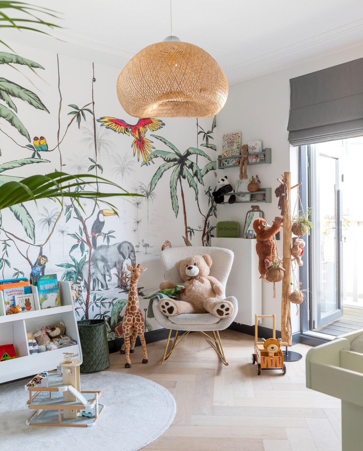 Behang Annet Weelink. Vloer Laminaat en Parket. Stoel en vloerkleed Westwing. Hanglamp AliExpress. Opbergmand Karwei. Speelmeubel Amazon. Raamdecoratie Veneta. Wandplanken Ikea. Plantenpaal 123planten. Overig onbekend. vtwonen 04-2023 | Fotografie Margriet Hoekstra