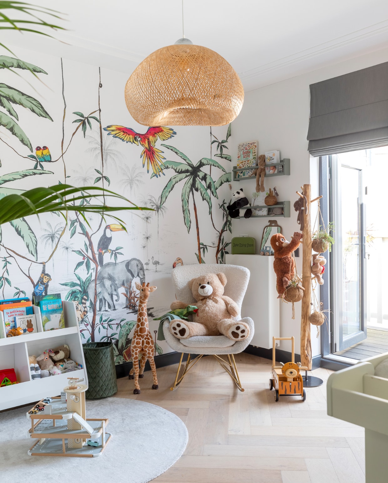 Behang Annet Weelink. Vloer Laminaat en Parket. Stoel en vloerkleed Westwing. Hanglamp AliExpress. Opbergmand Karwei. Speelmeubel Amazon. Raamdecoratie Veneta. Wandplanken Ikea. Plantenpaal 123planten. Overig onbekend. vtwonen 04-2023 | Fotografie Margriet Hoekstra