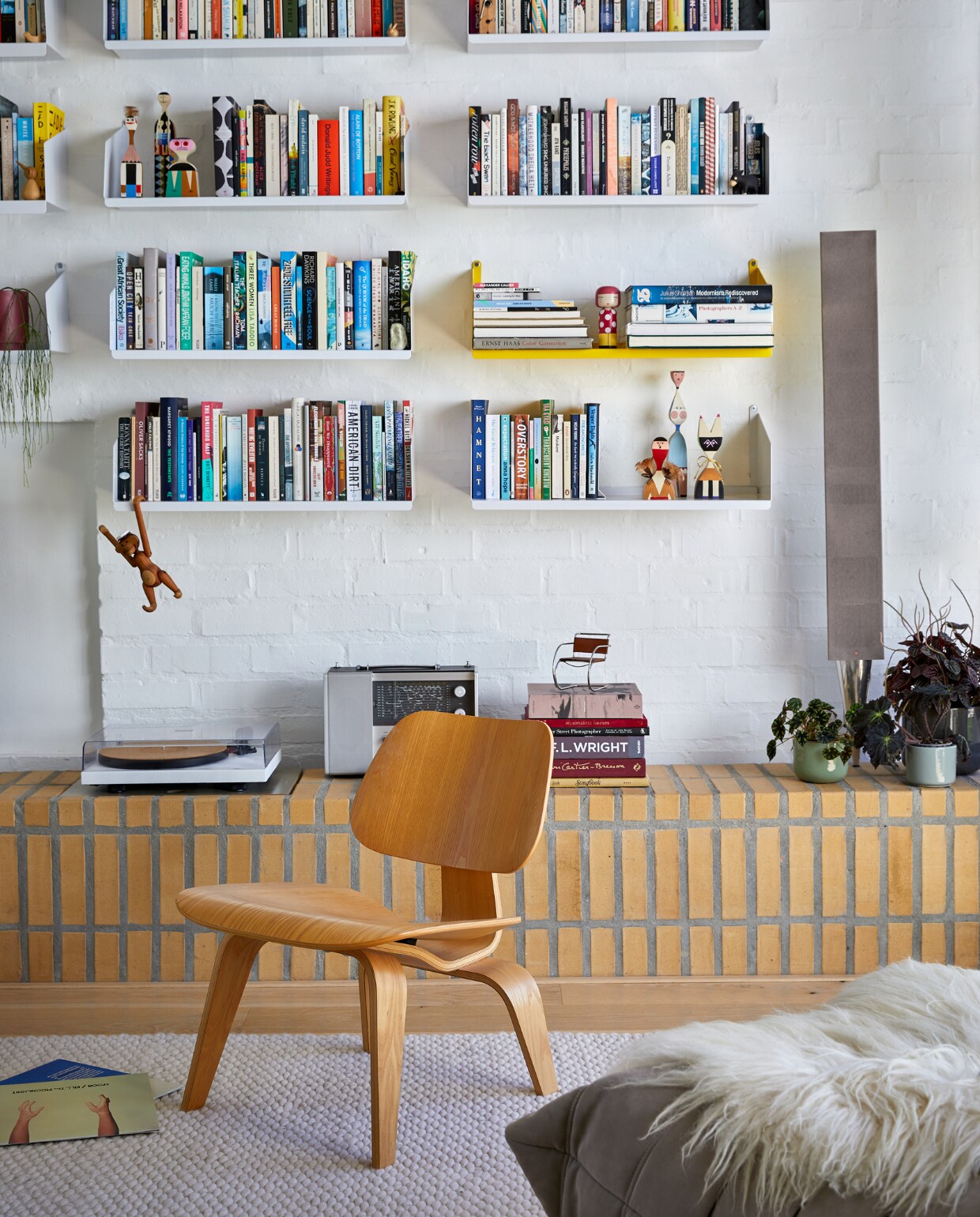 Stoel Eames LCW. Boekenplanken Dokter and Misses. Aapje Kay Bojesen. Houten kokeshi-pop met stippenjurk Lucie Kaas. Overige houten figuren Wooden Dolls Vitra. vtwonen special binnenkijken 12-2022 | productie Luanne Toms | fotografie Greg Cox/Frank Features