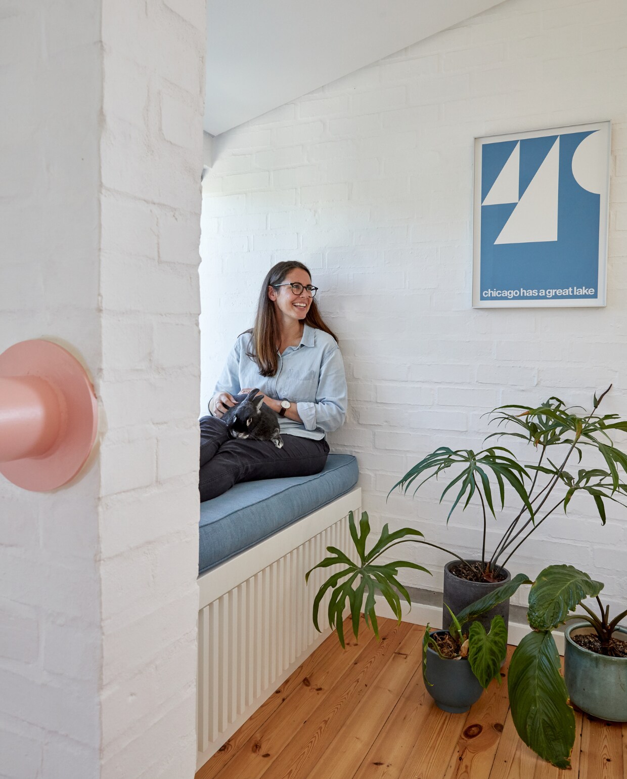Print John Massey. Plantenpotten Weylandts en Vorster &amp; Braye. vtwonen special binnenkijken 12-2022 | productie Luanne Toms | fotografie Greg Cox/Frank Features