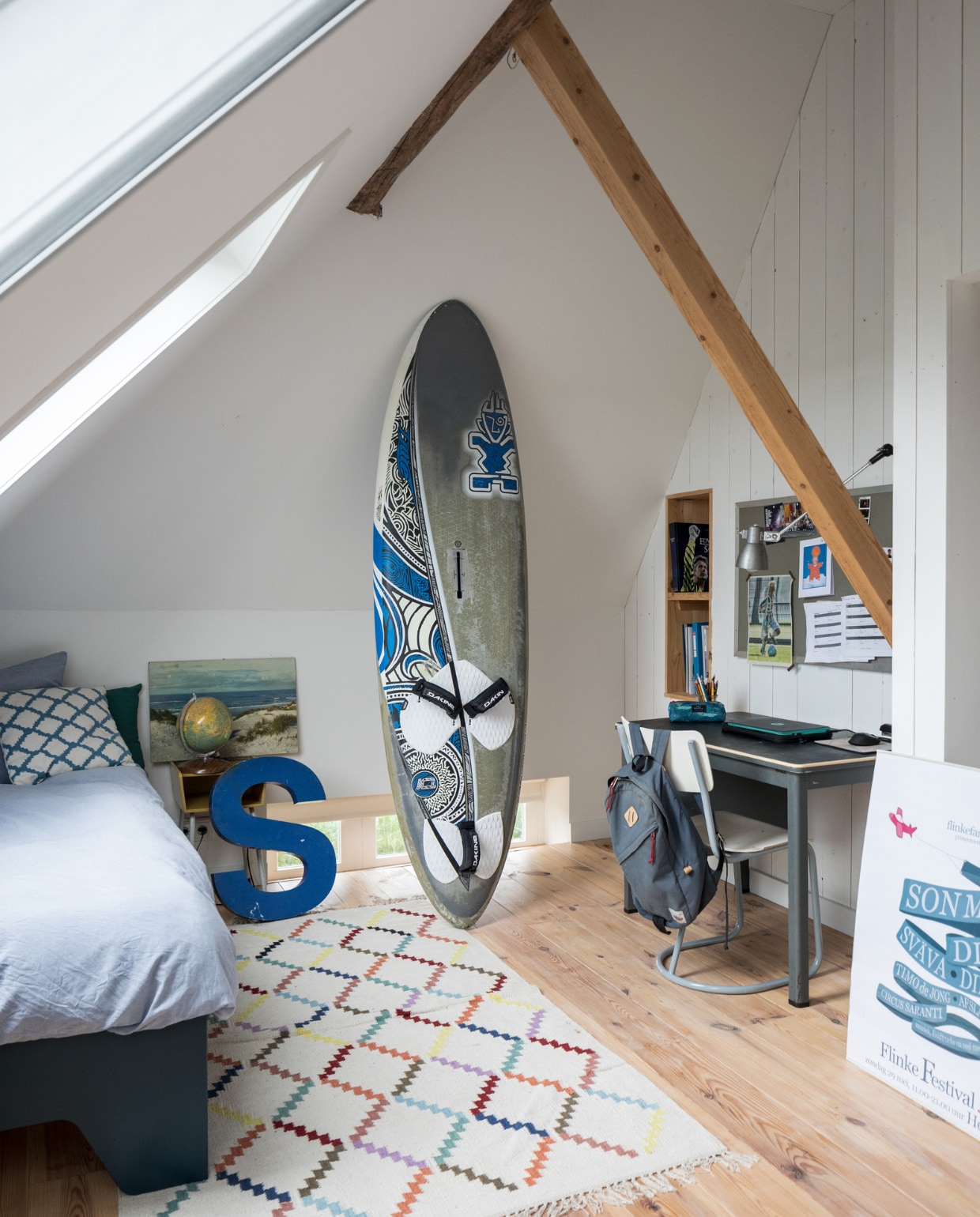 De kamer van Jelle heeft een grenenhouten vloer. Kleed Sissy-Boy Homeland, letter S Living Once, foto kringloop. Vintage globe, stoel en bureau Sip &amp; Clara Pop-up Store. Bed Woood, petrolblauw geverfd. Grijze lamp Marktplaats. vtwonen DIY special 01-2020 | styling Sabine Burkunk | fotografie Hans Mossel