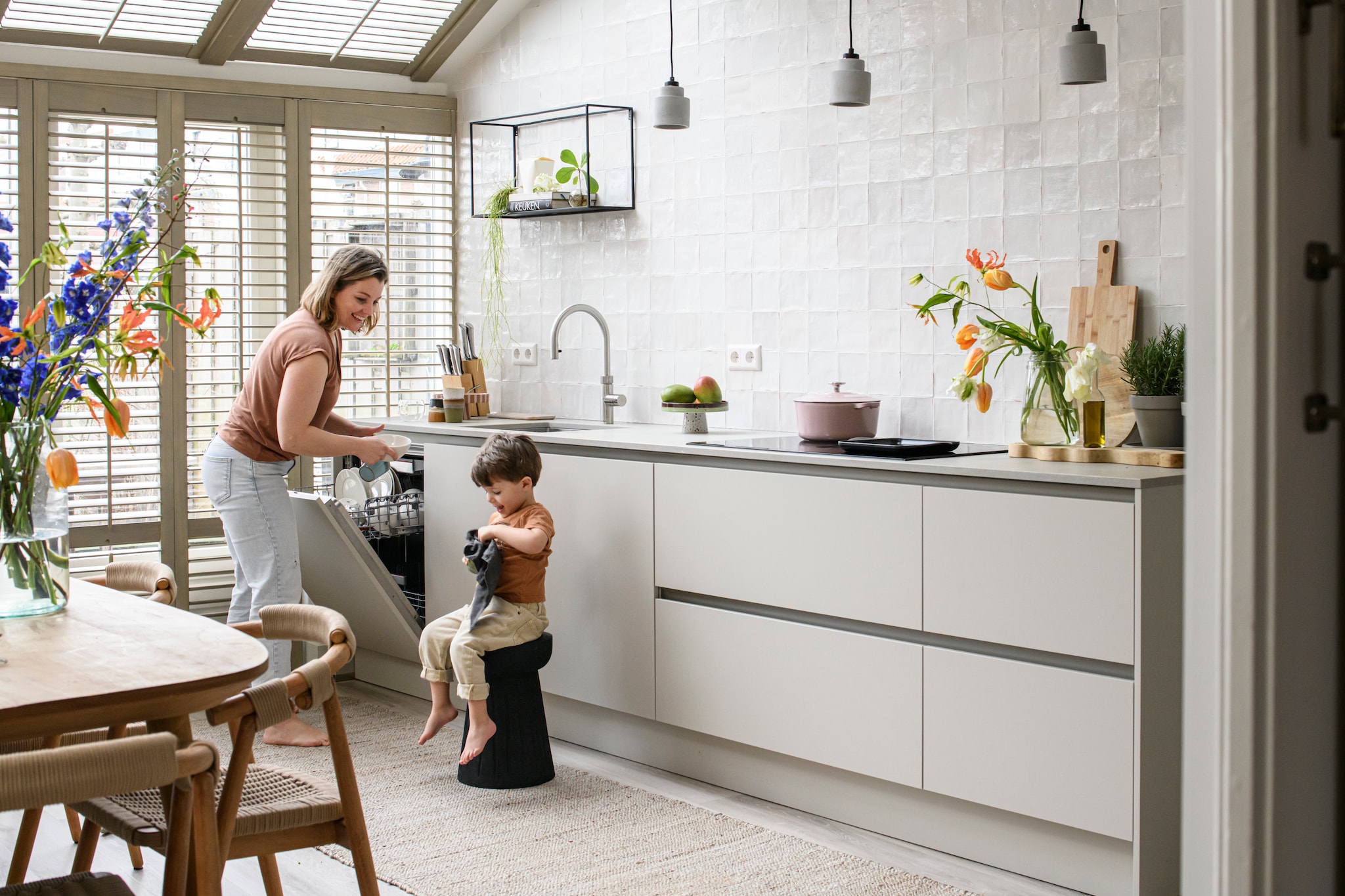binnenkijken in een designkeuken met strandsfeer in lisse