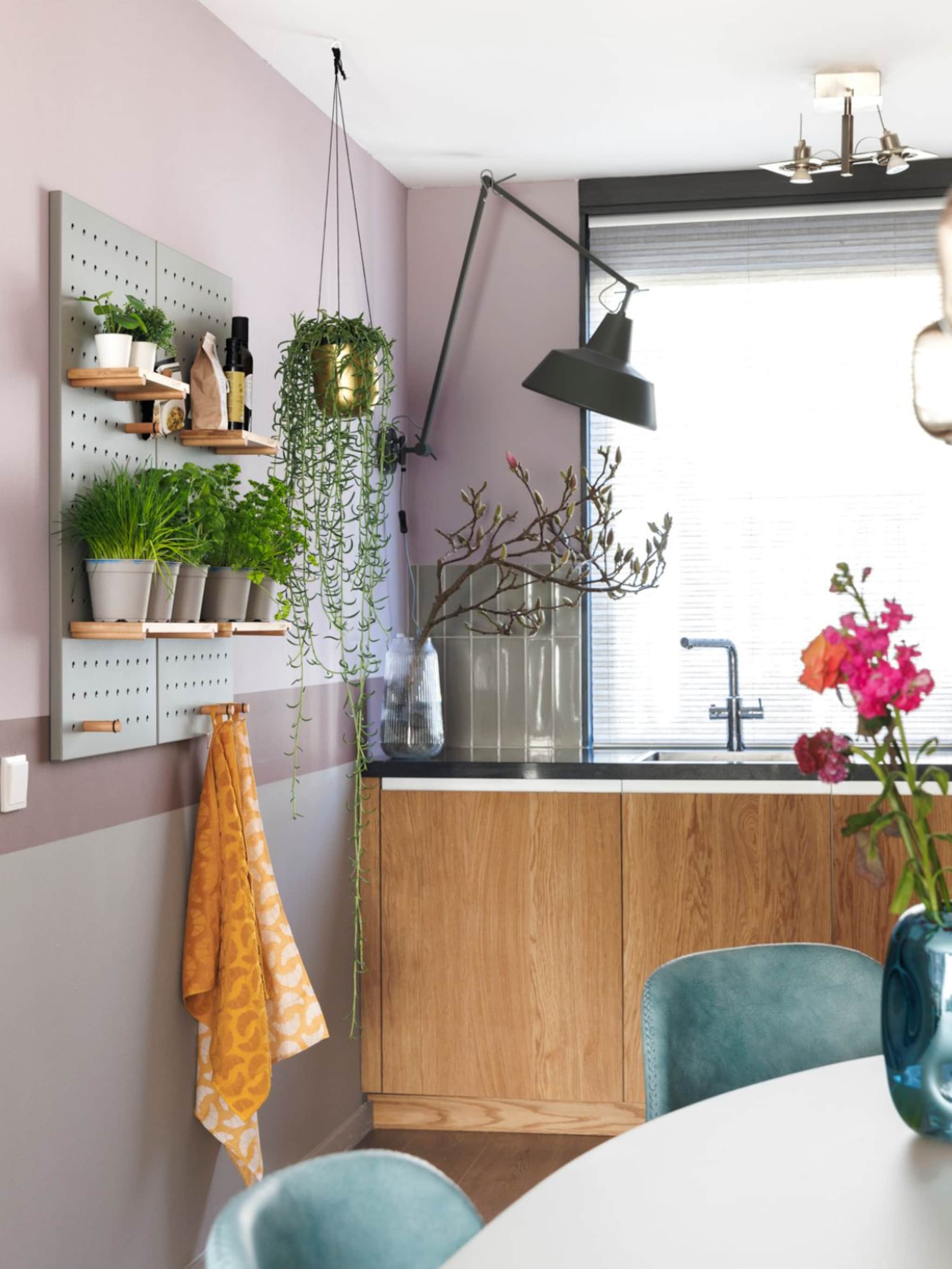 kruiden in de keuken stylist fietje gebruikt een ophangbord