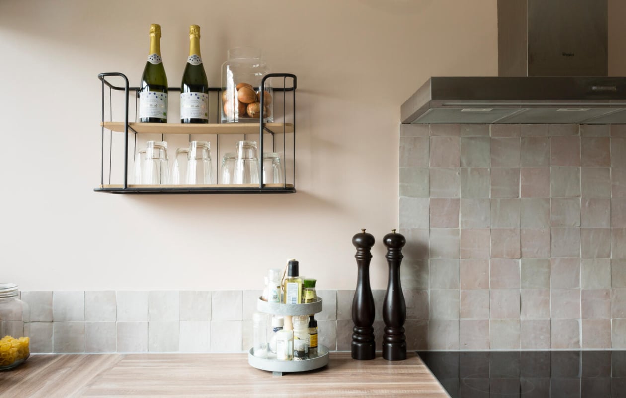 Zwart wandrek Wall Shelf van Housevitamin, 50x16 cm € 14,99, houten decoratie met glaasjes Tube Holder van Housevitamin inclusief tubes per stuk € 6,99 (loods5.nl). Bloemen prijs op aanvraag (scheepstrabloemen.nl). Handgreepjes keuken Grace in geborsteld messing, per stuk € 18,05 (allegreepjes.nl). Kinderkeuken beplakt met zelfklevend prikwandkurk op rol, 50x6 cm € 37,50, zelfklevend prikbord zeshoek, 30x30 cm per 6 € 32,50 (kurk24.nl). Overig zie foto hierboven en vorige pagina’s. vtwonen 06-2019 weer verliefd op je huis seizoen 10 aflevering 7 | Styling Eva van den Ven | Fotografie Barbara Kieboom