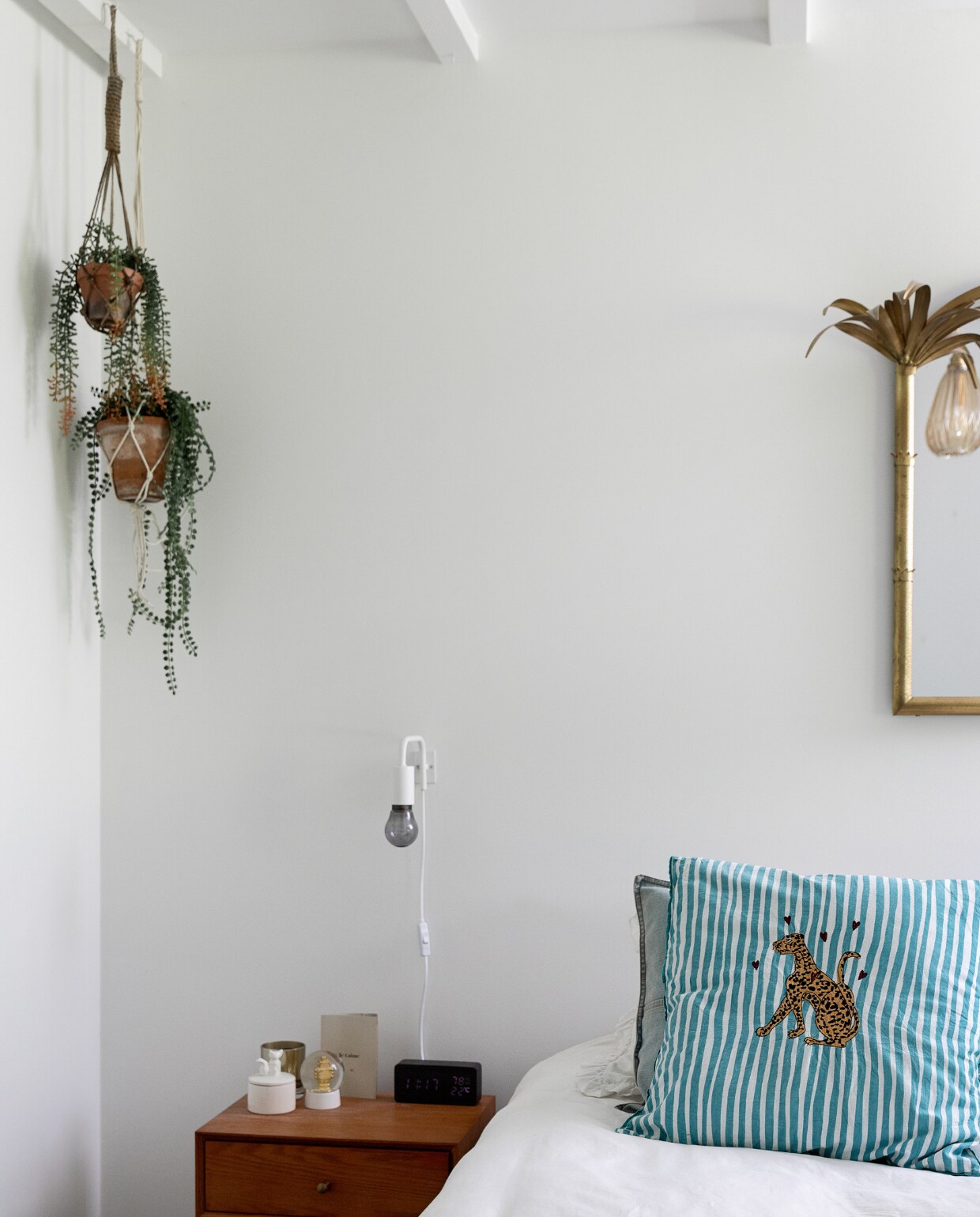 Hangpotten Intratuin, spiegel en kussens Anna + Nina, nachtkast Jysk, bed Swiss Sense, beddengoed Wehkamp, hanglamp Jotex. vtwonen 12-2022 | styling Ilona Jongepier | fotografie Dana van Leeuwen