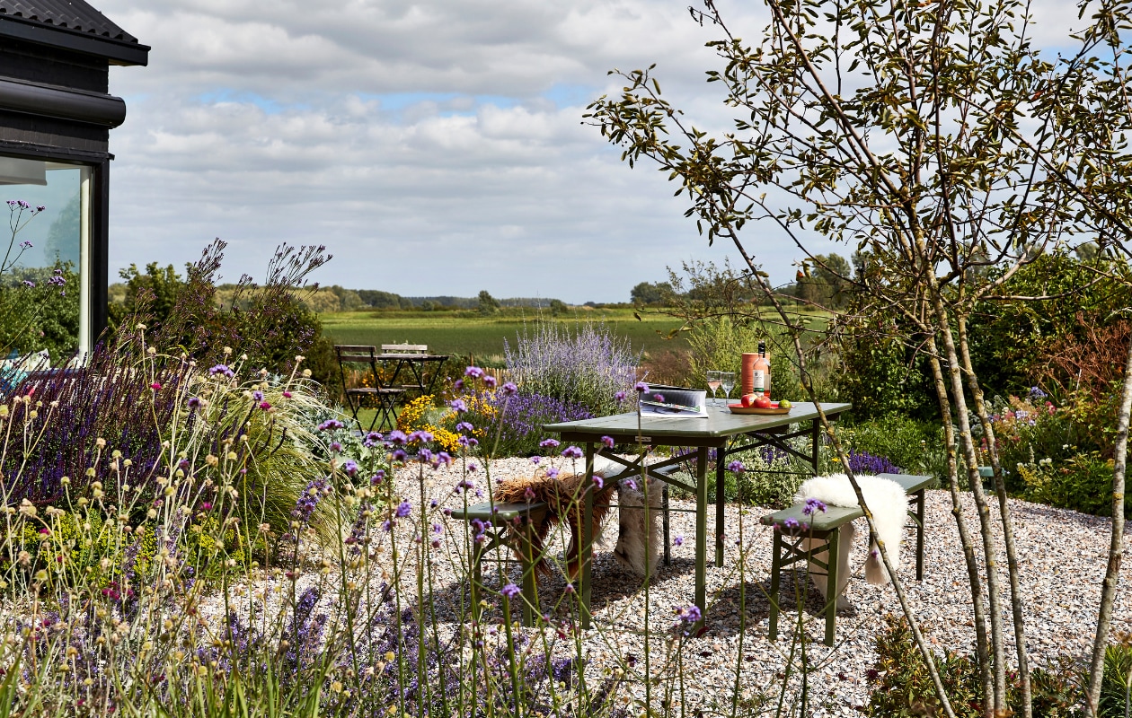 Kim verfde een oude Duitse biertafel met banken groen als tuinset. vtwonen special binnenkijken 12-2022 | productie Living Inside | fotografie Jan Verlinde