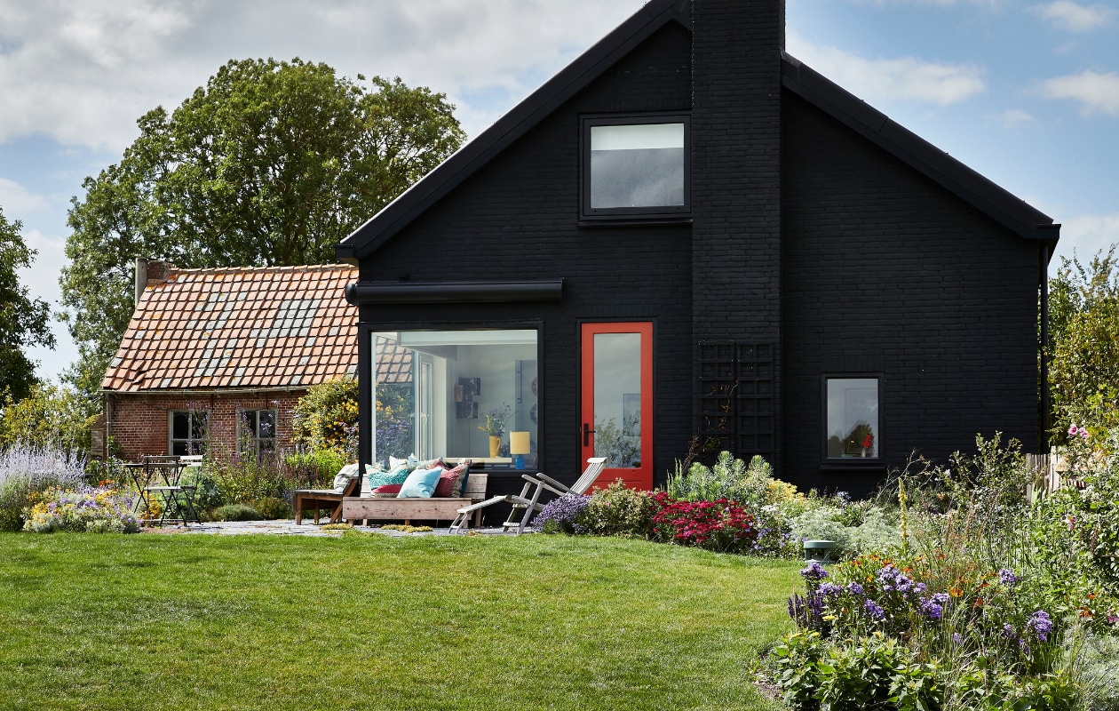 Buitenbank en kussens zelfgemaakt. Stoel familiestuk. vtwonen special binnenkijken 12-2022 | productie Living Inside | fotografie Jan Verlinde